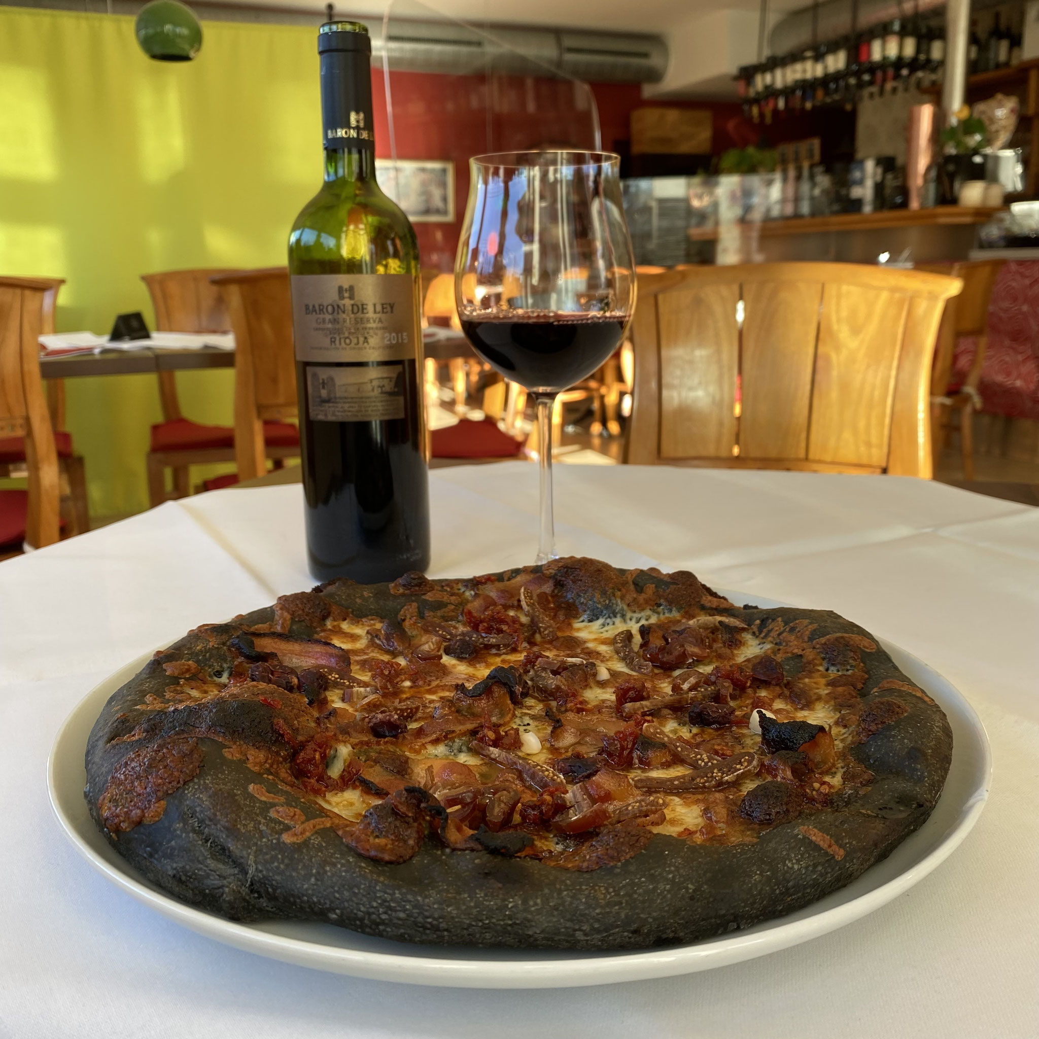 Pizza nera "La Gota"