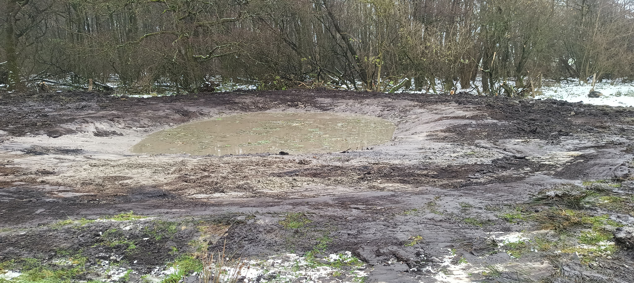 Fertiges saniertes Kleingewässer - auf Regen wartend.