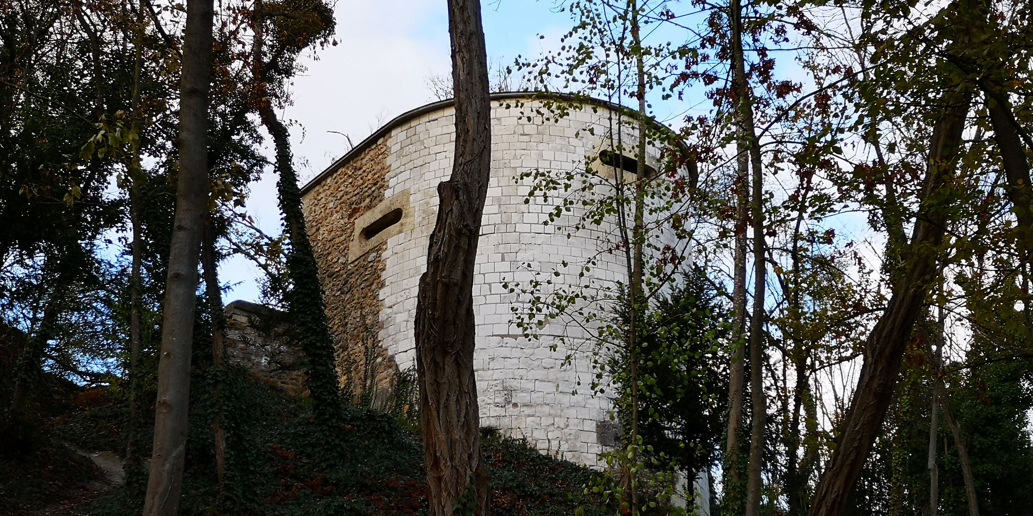 La tour du Puits, vestige des anciens remparts (photo Gérard Petit)