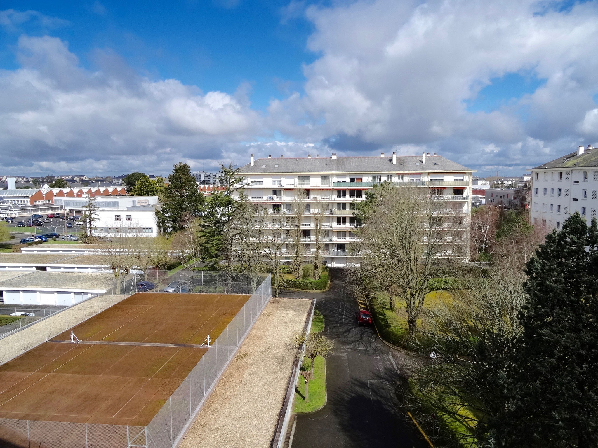VENDU PAR SIMON & DEBUYSERIE Cie EN 201 JOURS