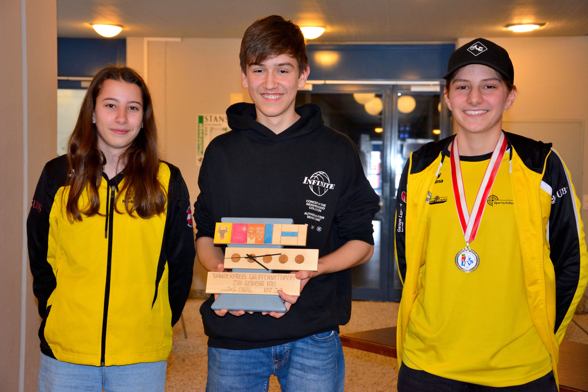 Gruppe Kat. B U17 stehend frei : LG Team Uri/Bristen mit Silja Arnold, Marc Odermatt, Carlo Wipfli, mit Wanderpreis gestiftet von LG Nidwalden (v.l.n.r.)