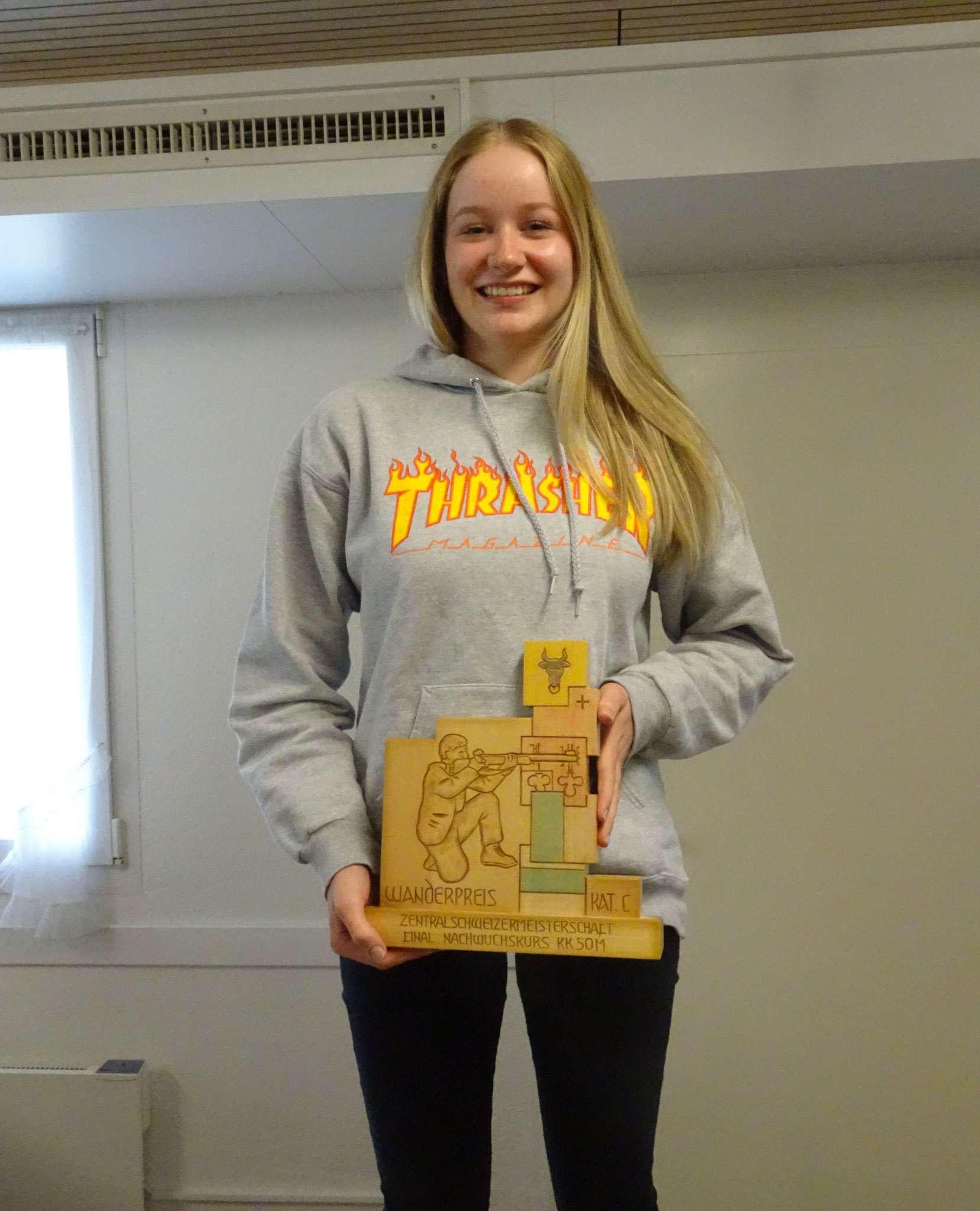 Wanderpreisgewinnerin U21 kniend: Marion Fischer
