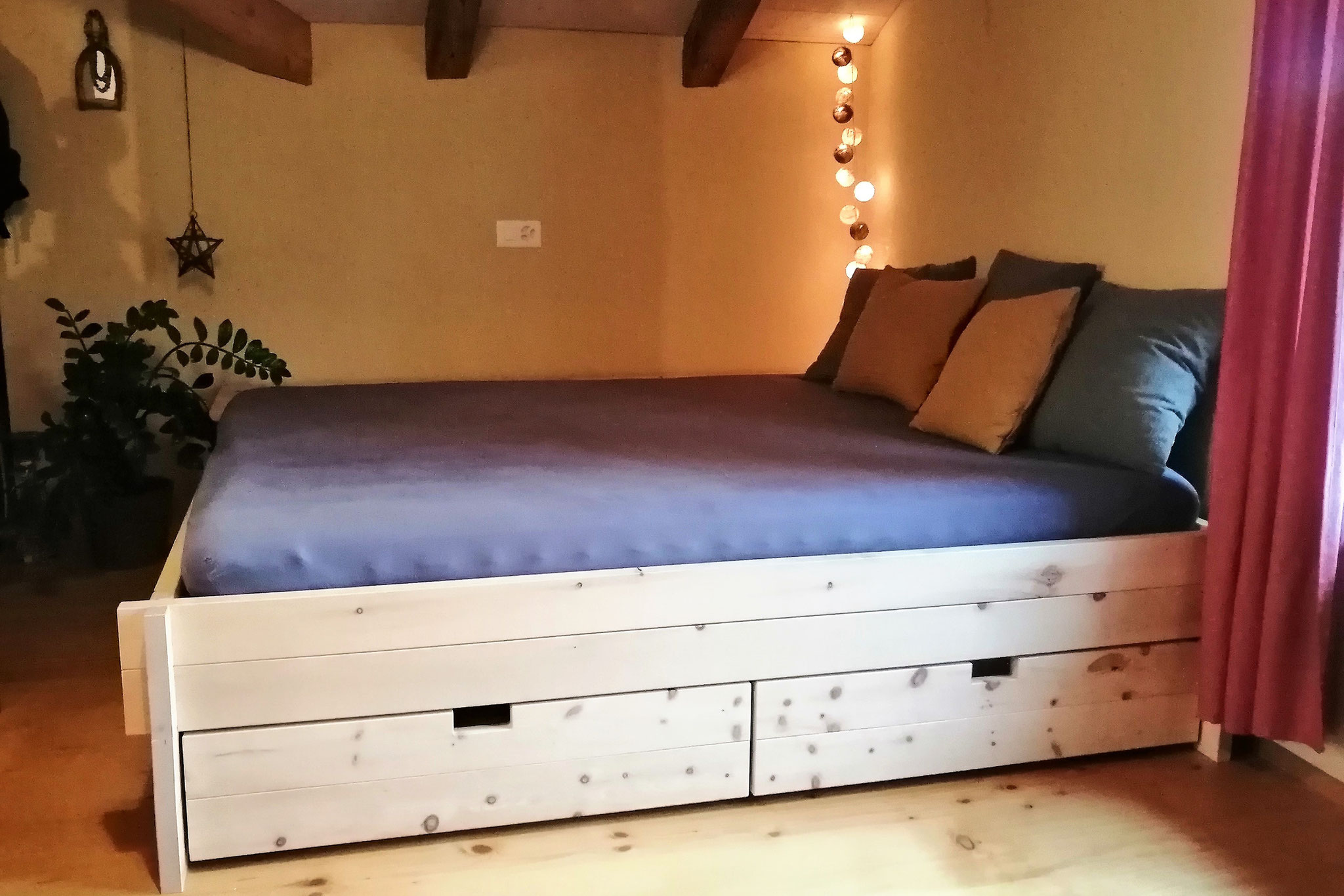 Bett aus Arvenholz mit Schubladen
