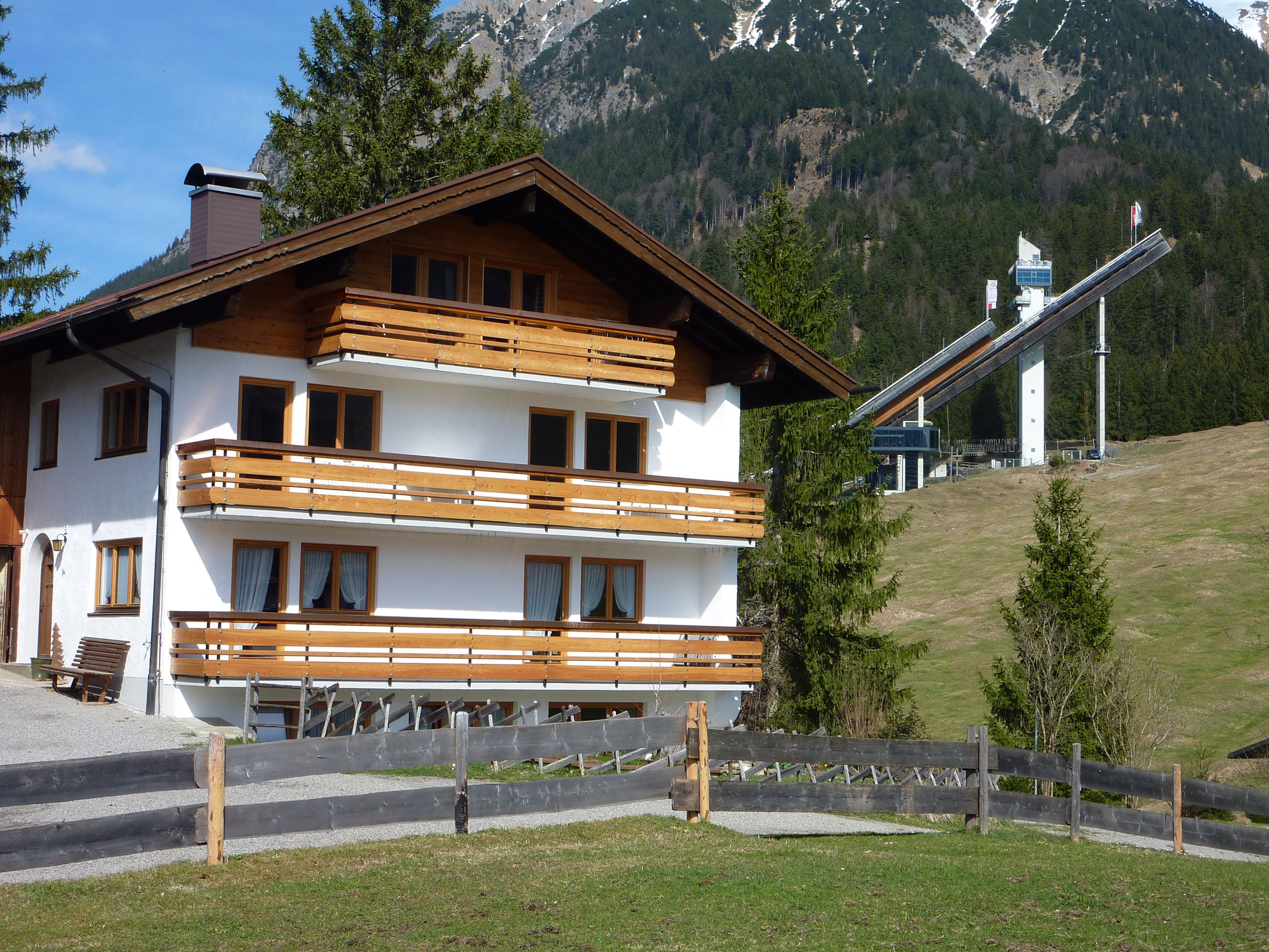 Unser Haus - im Hintergrund die Sprungschanze