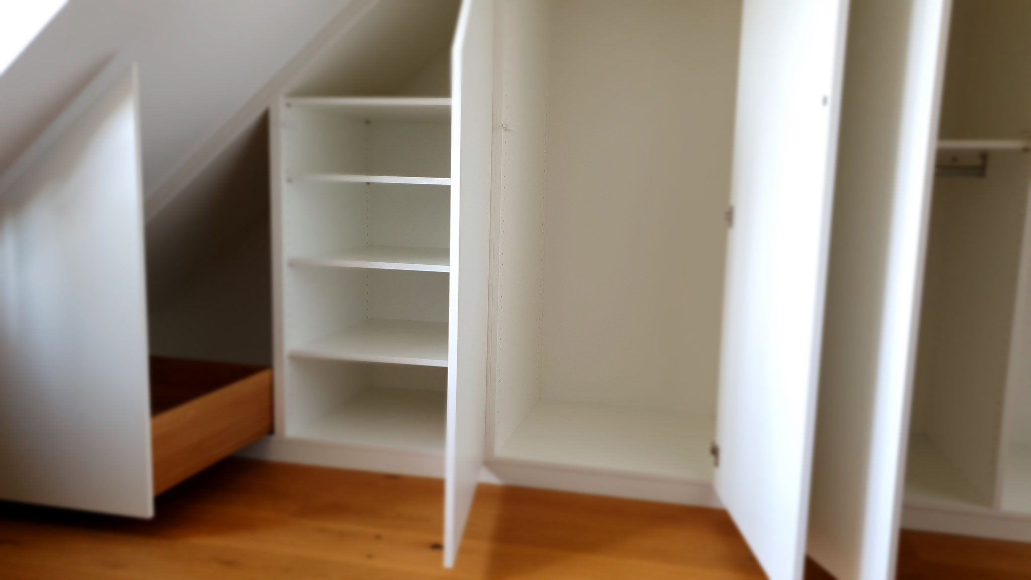 Dachschrägenschrank weiss mit Kleiderstange und Stauraum