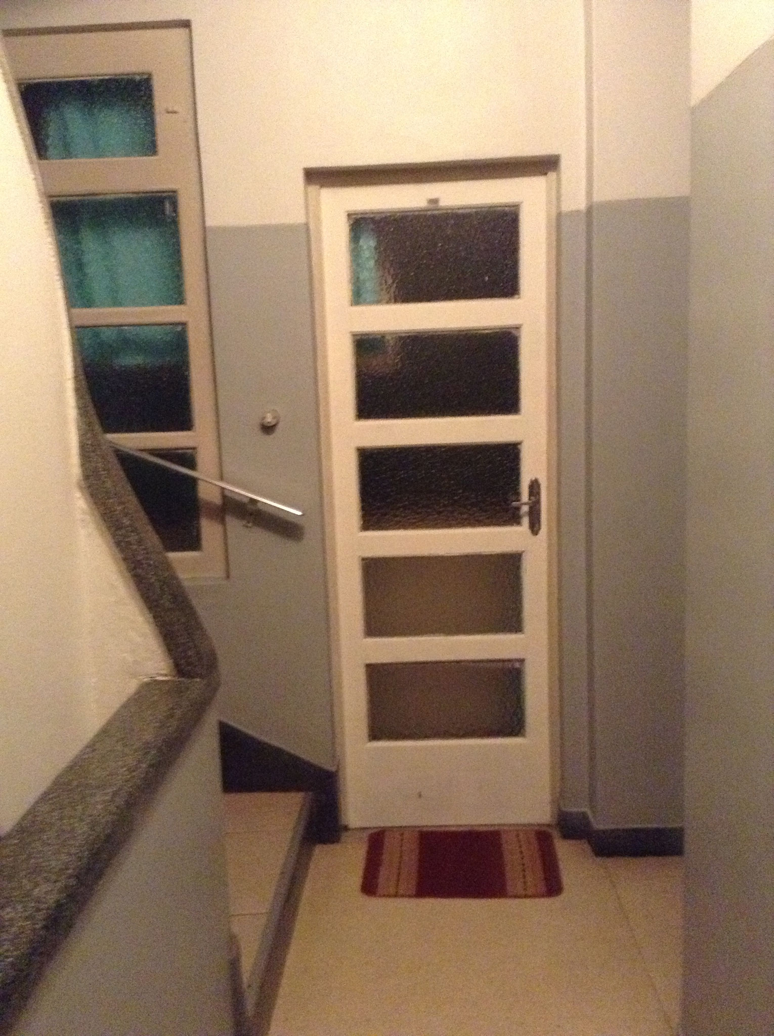 a porta de serviço, que dá para o elevador de serviço, escada e lixeira