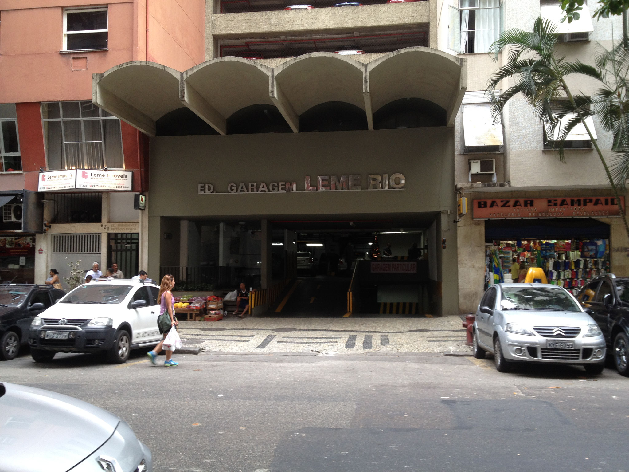 o prédio de garage, na rua Gustavo Sampaio, a alguns metros do prédio do apartamento