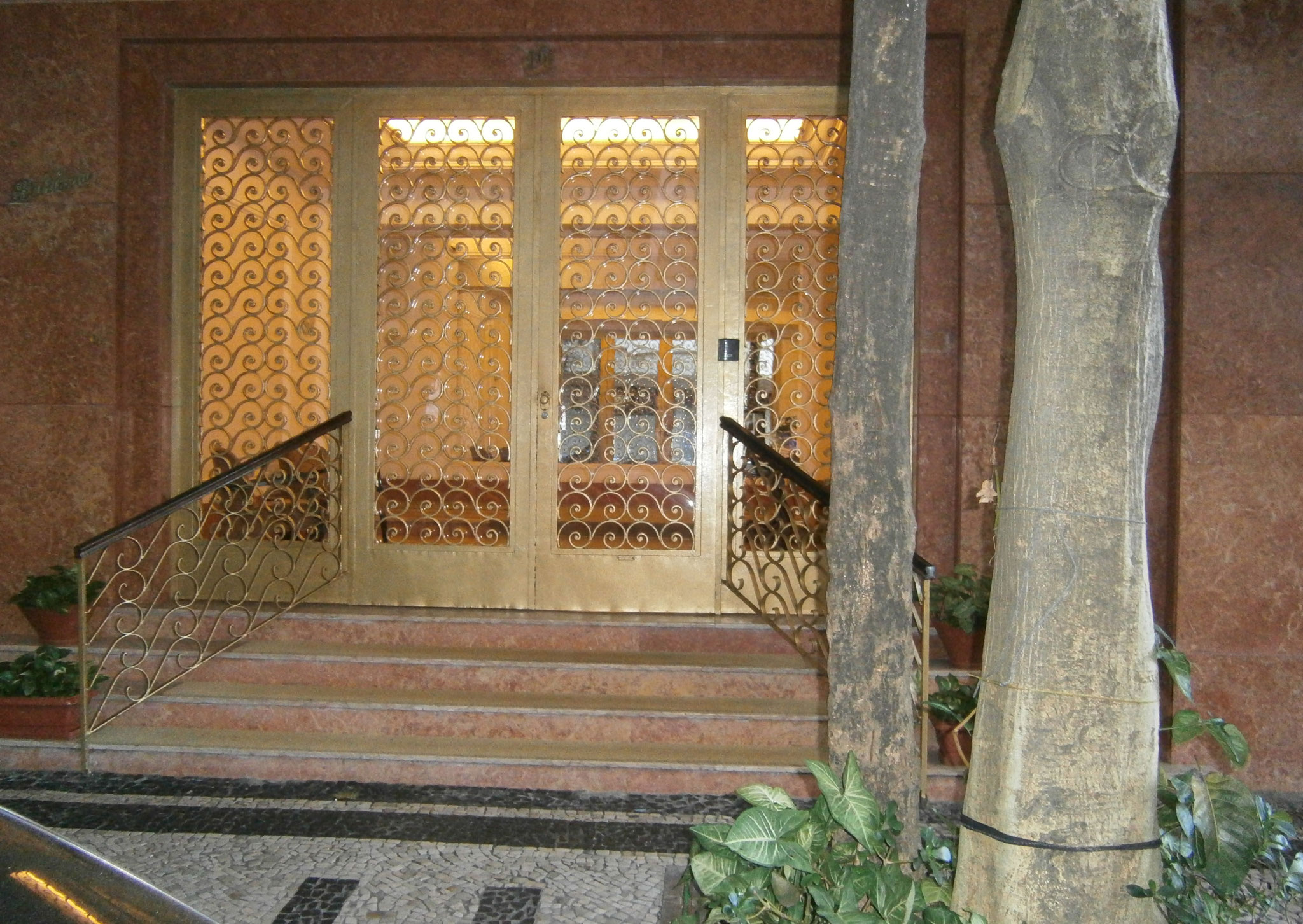 o portão do prédio