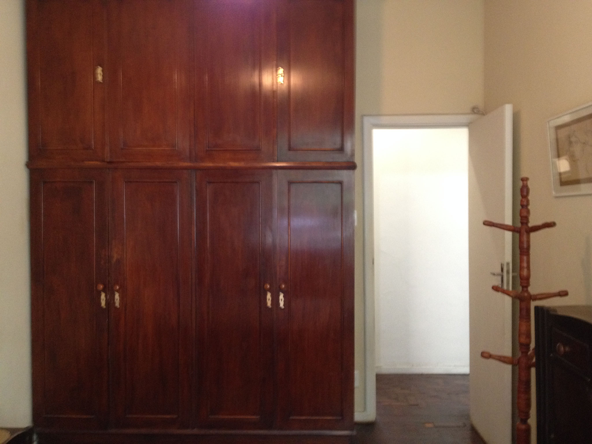 armário e porta do primeiro quarto