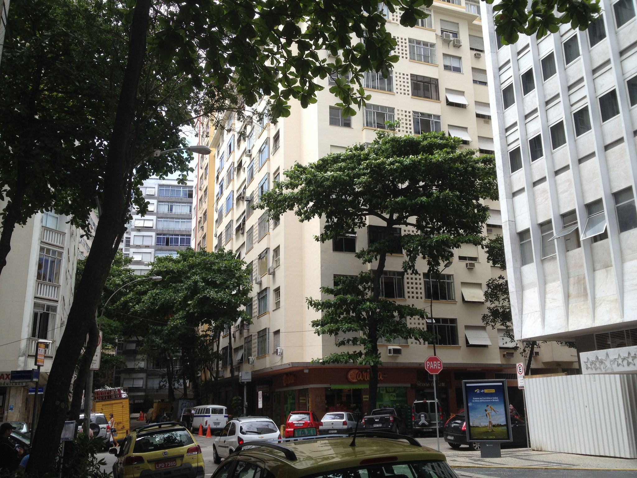 o prédio do apartamento, na esquina. À direita, o Leme Palace Hotel
