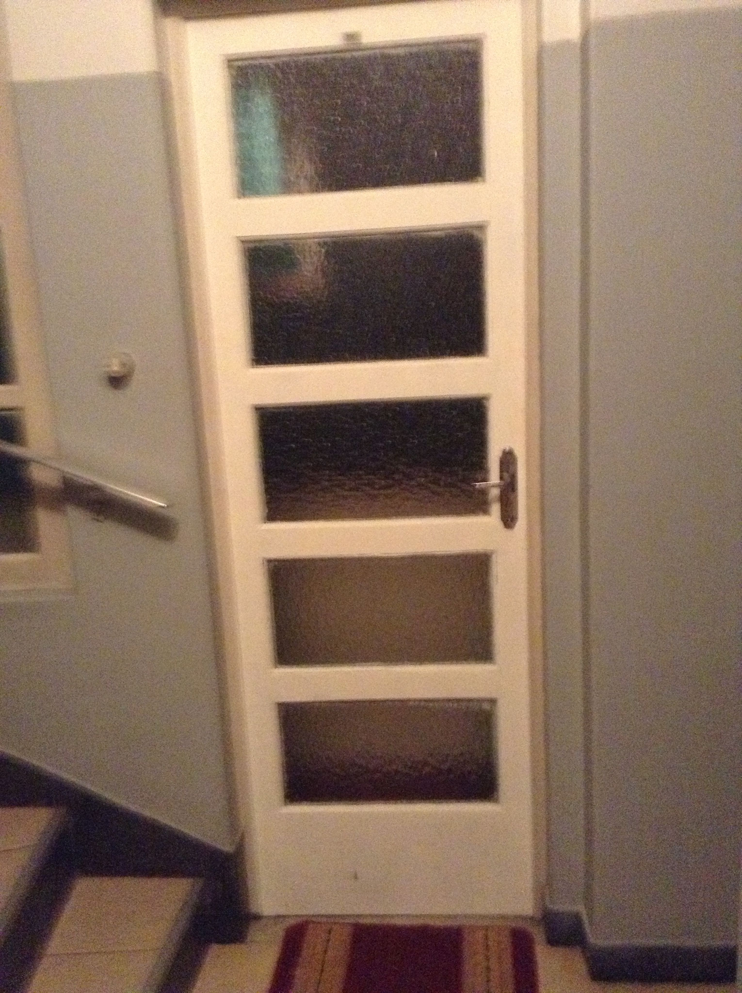 a porta de serviço do apartamento