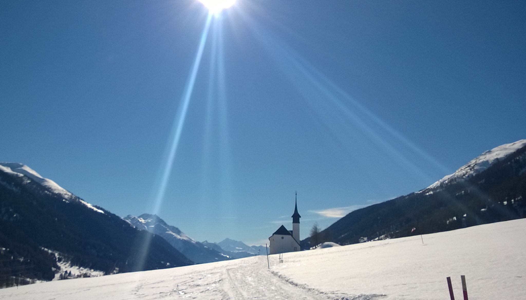 Spazierweg angrenzend an Chalet Enzian