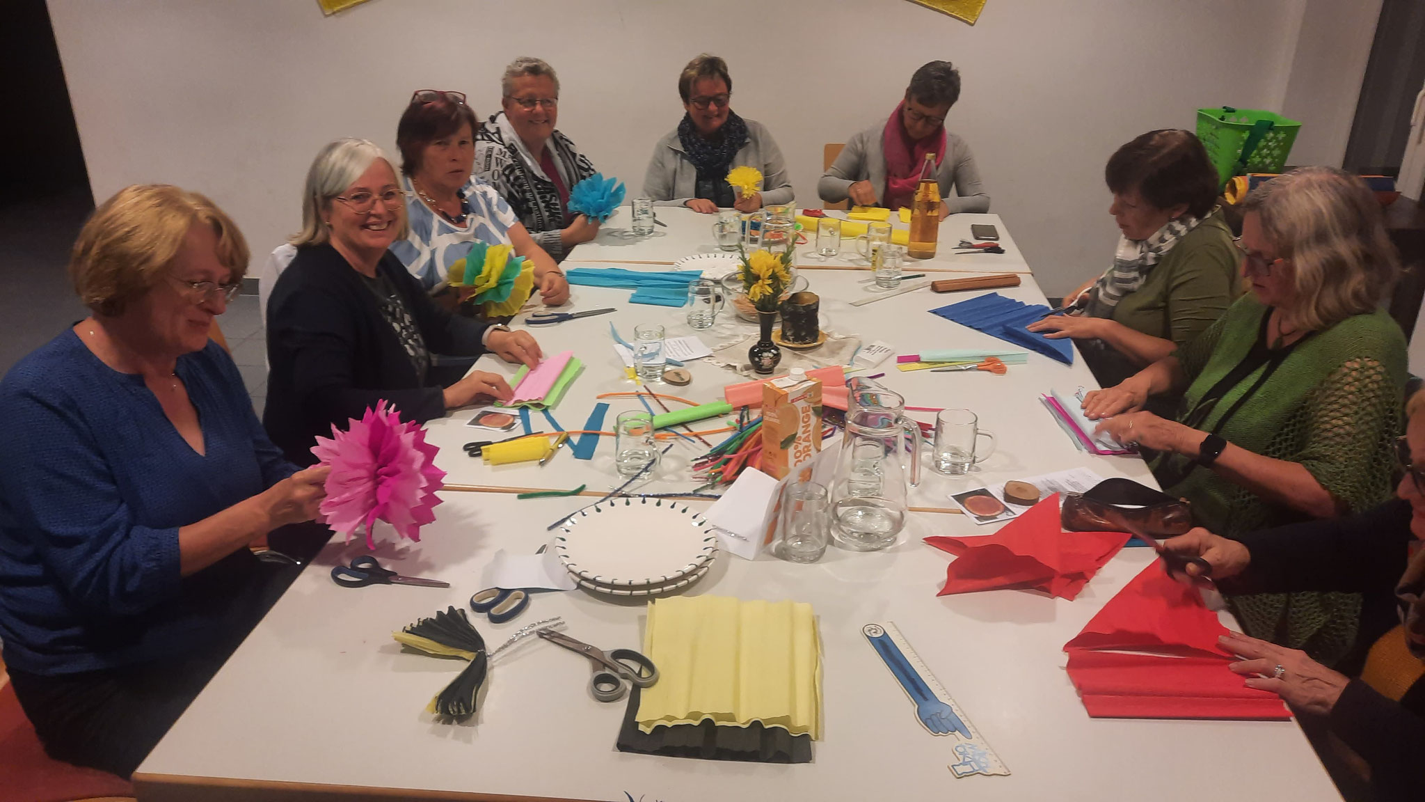 13 - Frauentreff beim Blumen basteln