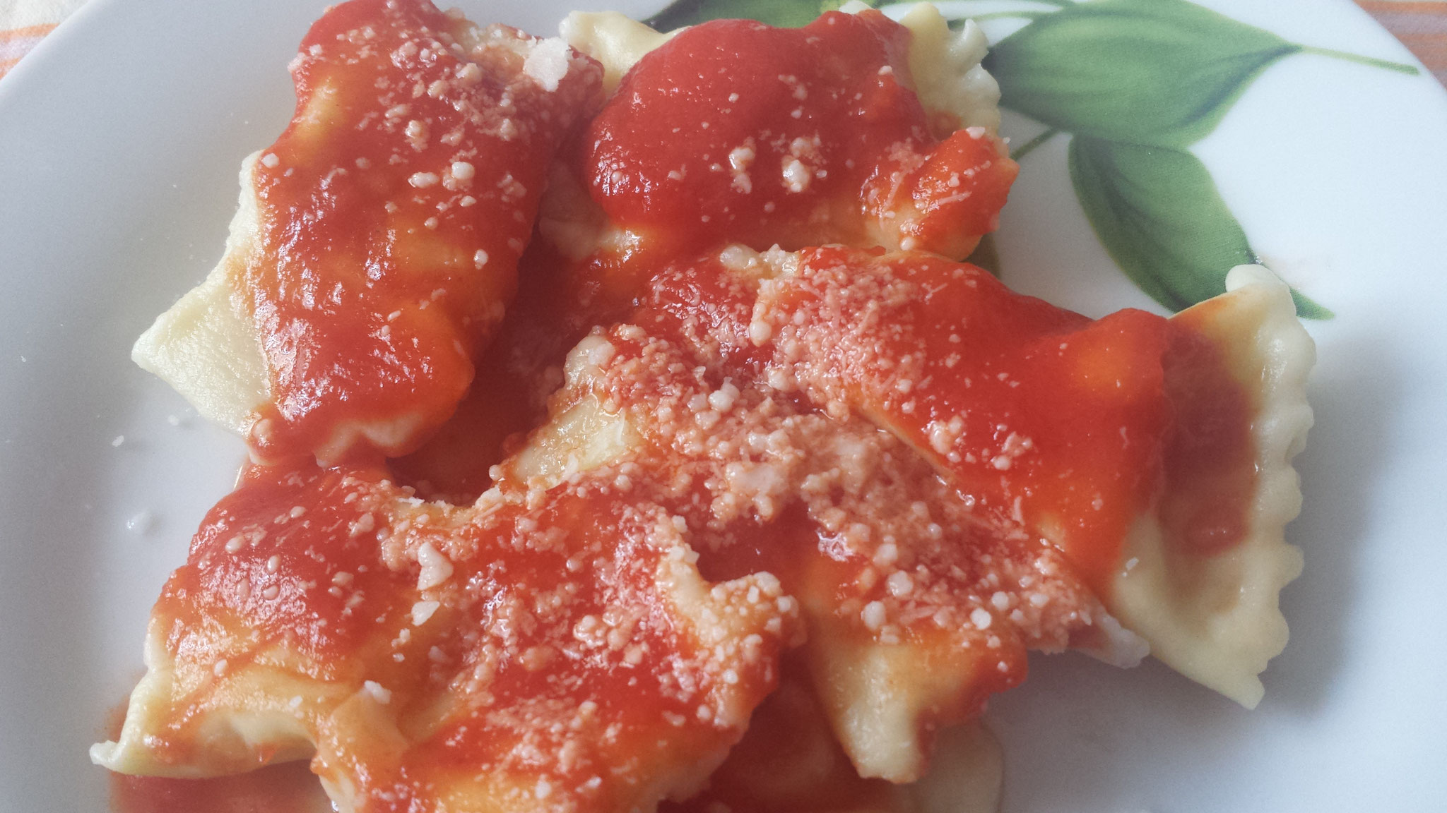 Agnolotti ripieni di patate, provola e pecorino / Agnolotis con relleno