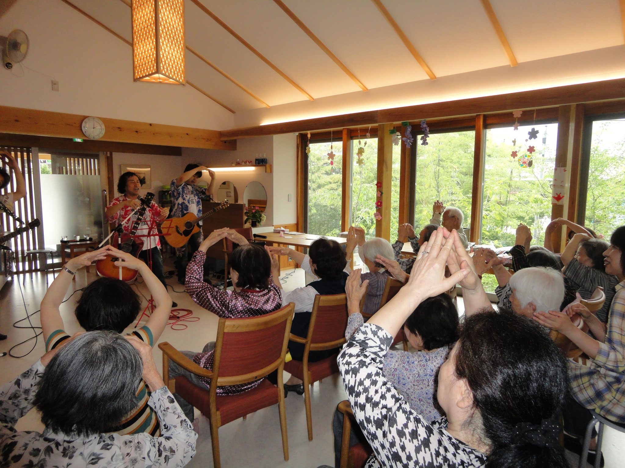夢楽らいぶさんが来て一緒に歌いました。