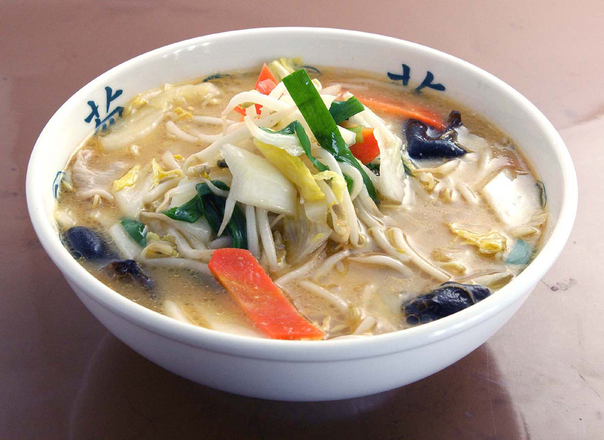 たっぷりの野菜を、高火力で炒めて作る、味噌ラーメン。