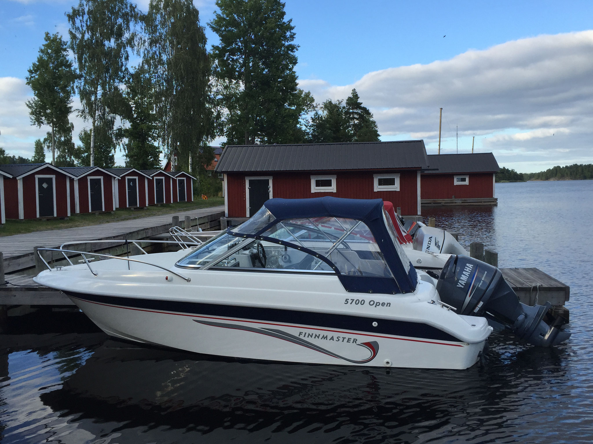 Liegeplatz im Hafen mit Bootsgarage im Hintergrund