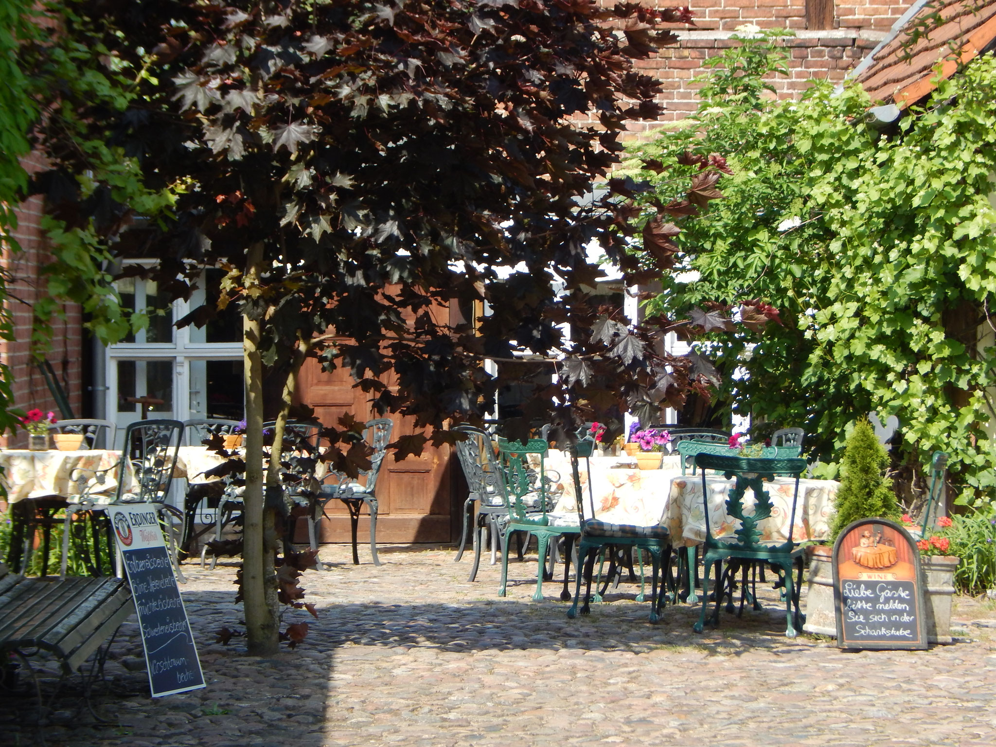 Idylischer Innenhof und Biergarten - Hotel Alte Försterei Kloster Zinna