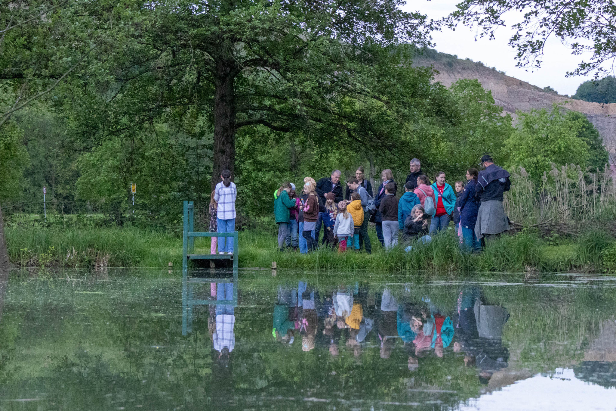 Wir warten gespannt auf die Fledermäuse (Foto: Malte Budig)