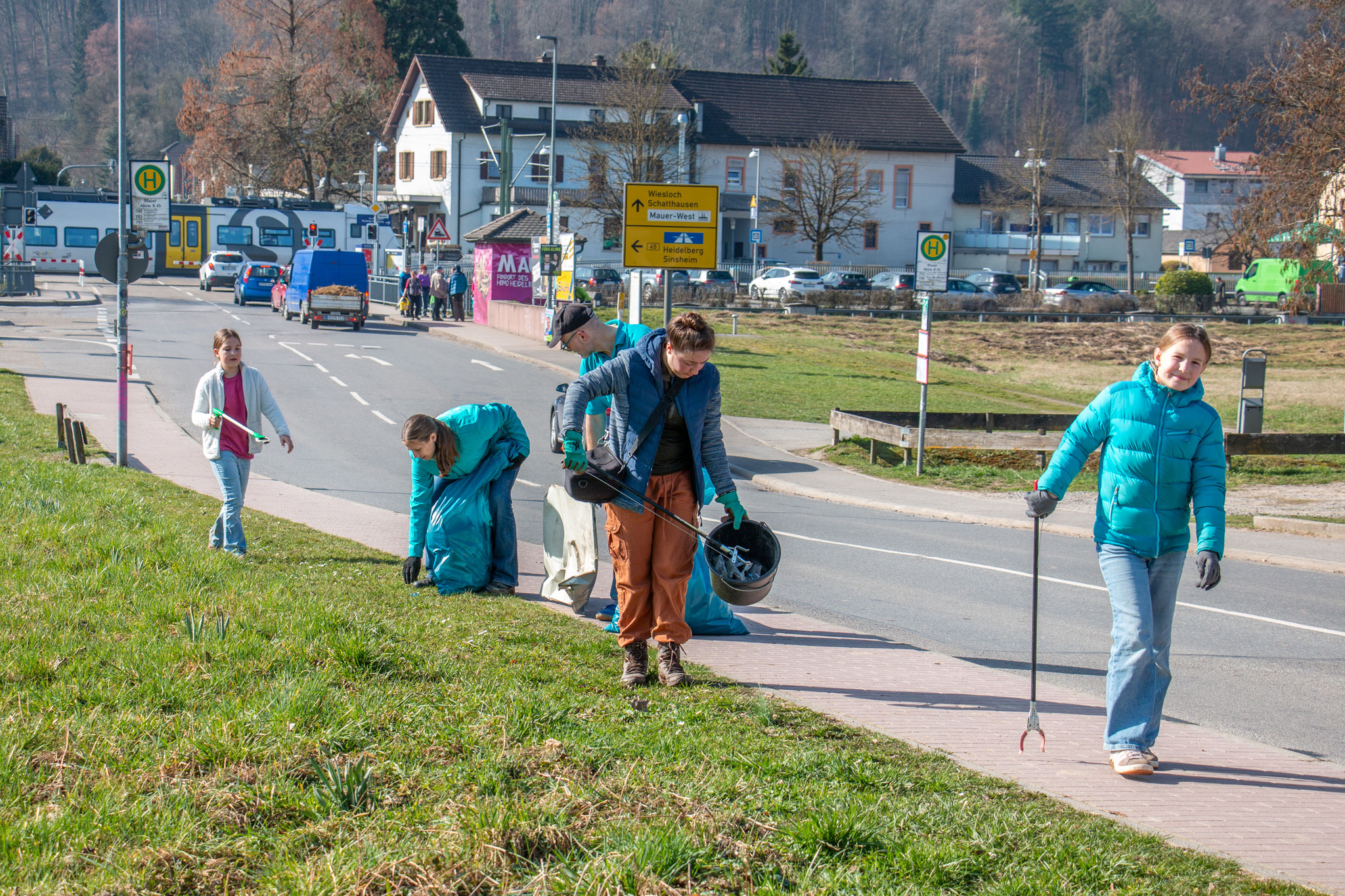 Kleinvieh macht auch Mist: Bonbon-Papiere und Zigaretten an der Bushaltestelle (Foto: B. Budig)