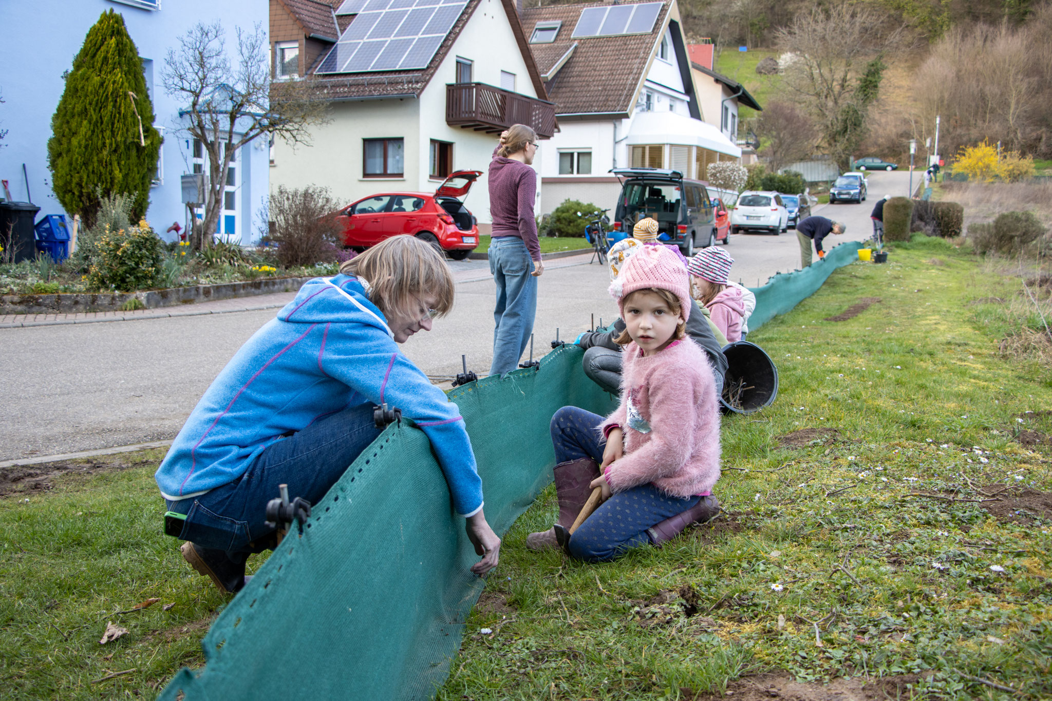 Auf beiden Seiten des Zauns wird gearbeitet (Foto: B. Budig)