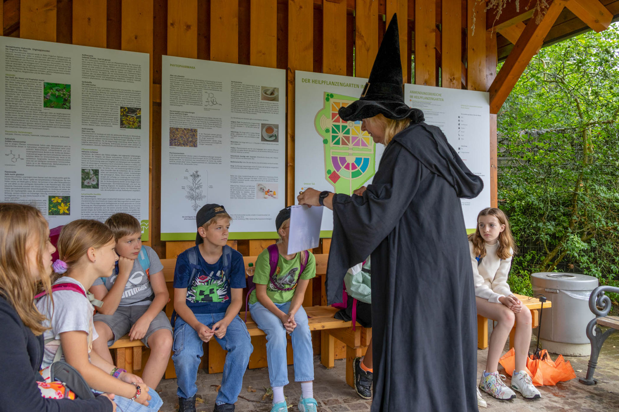 Zwischenstopp im Kräutergarten (Foto: B. Budig)