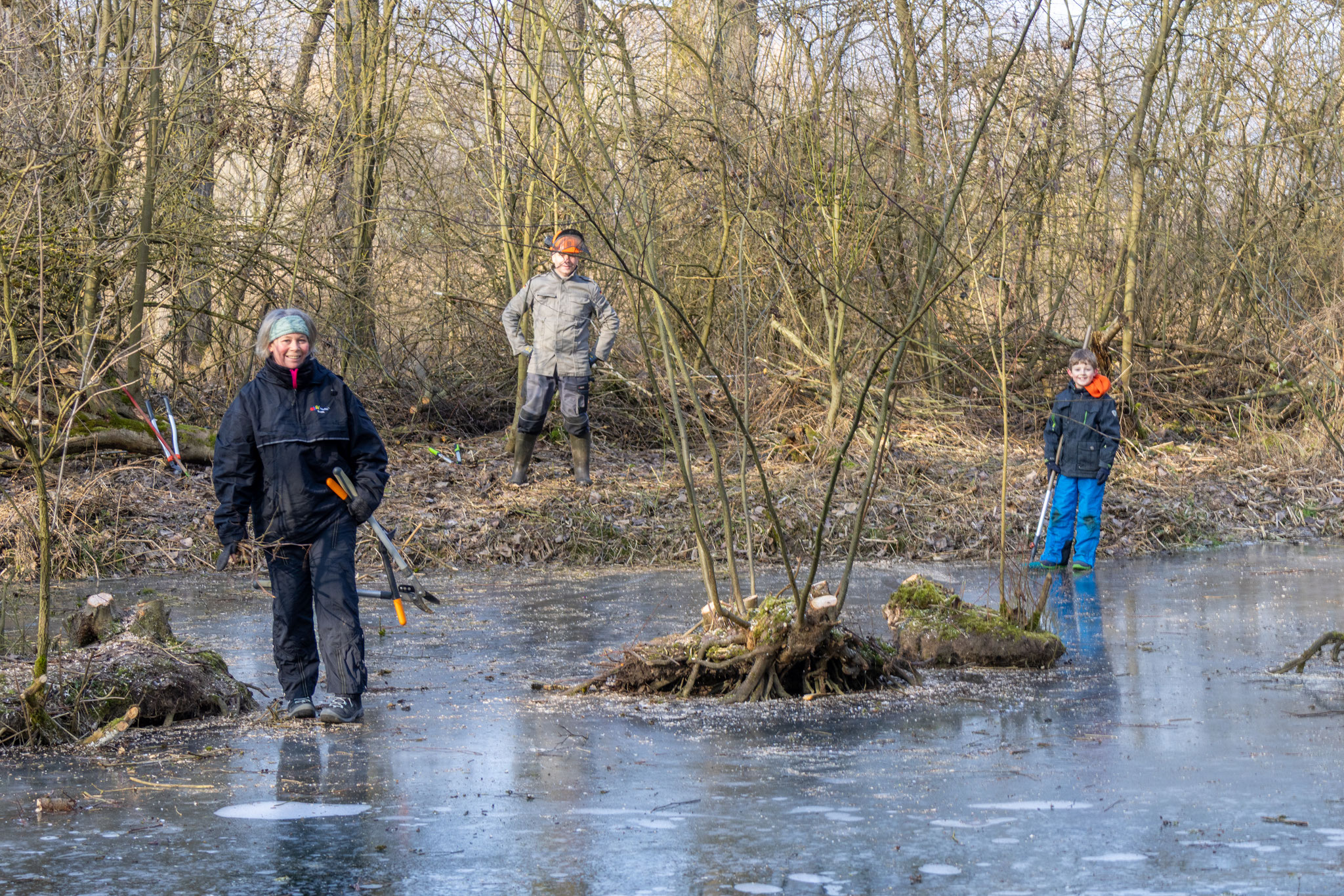 Das ganze Schnittgut wird aufgeräumt (Foto: B. Budig)