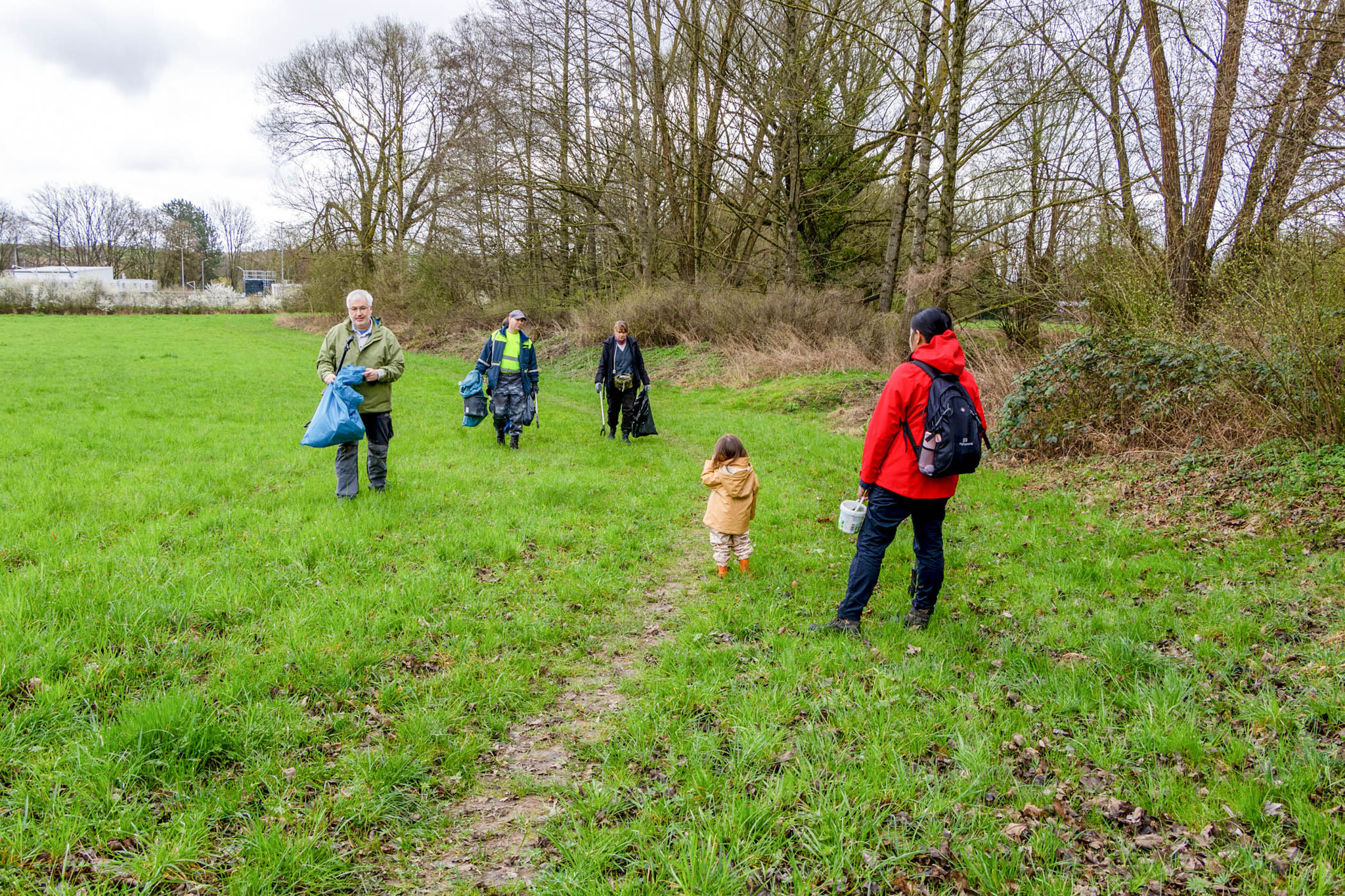 Müllsammeln entlang des Naturlehrpfads (Foto: B. Budig)