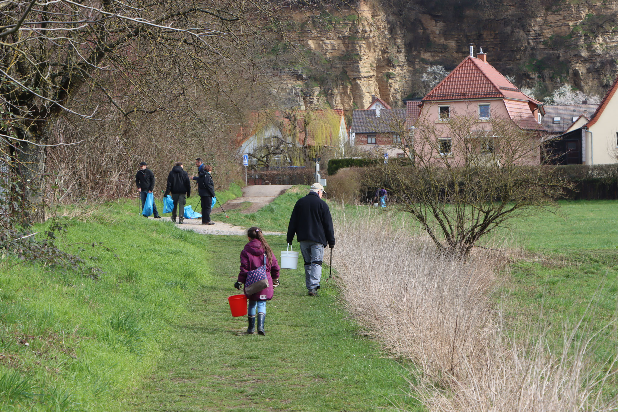 Mit Eimern und Müllsäcken unterwegs (Foto: B. Budig)