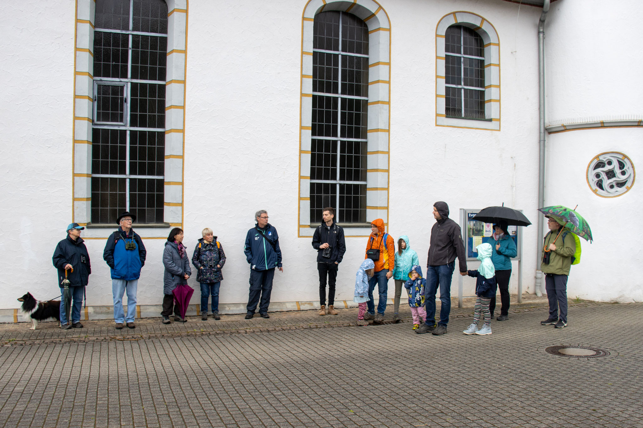 Gruppenbild an der evang. Kirche (Foto: B. Budig)