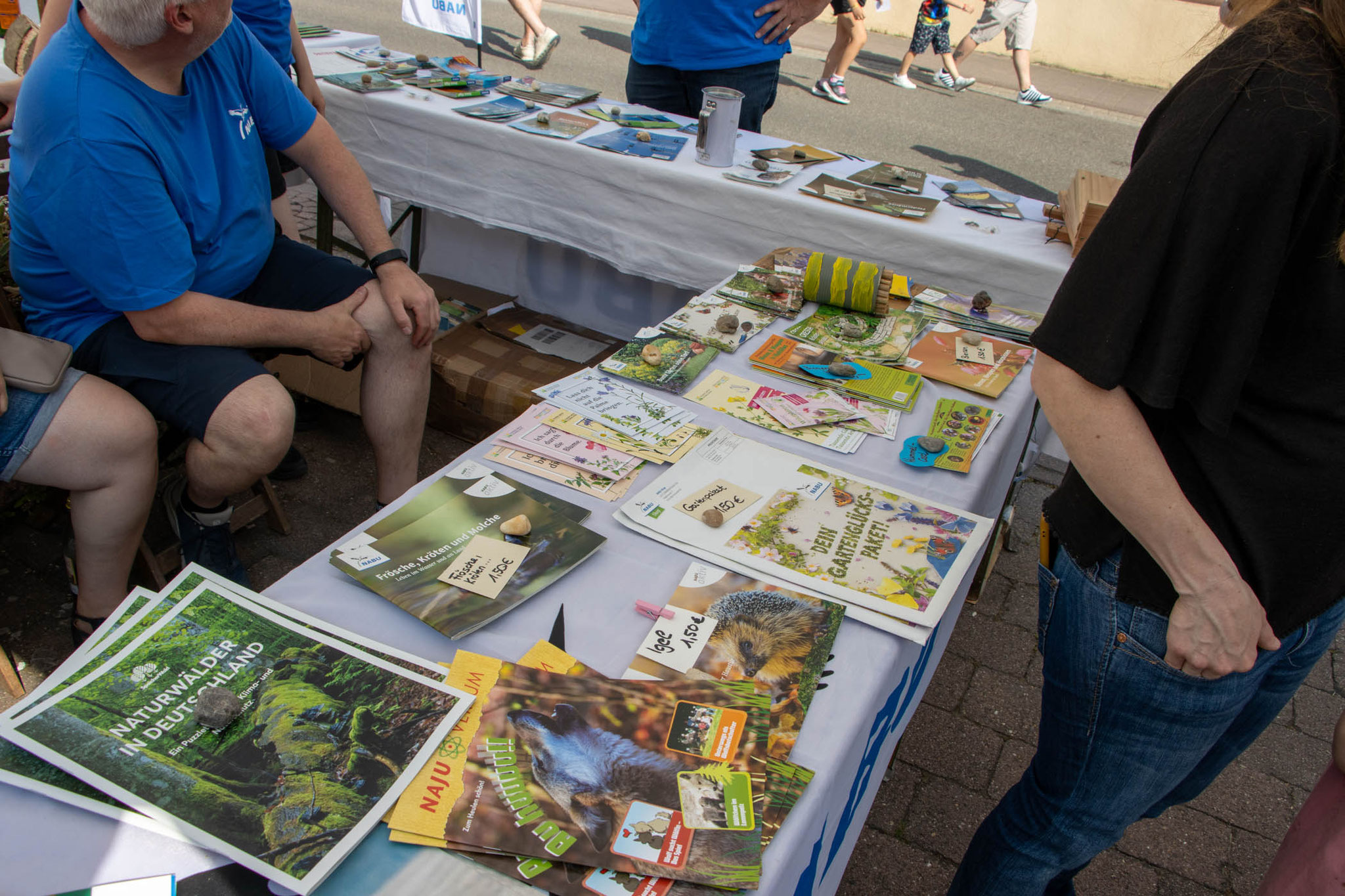 Ausgelegtes Infomaterial zum Thema Wald und Garten (Foto: B. Budig)