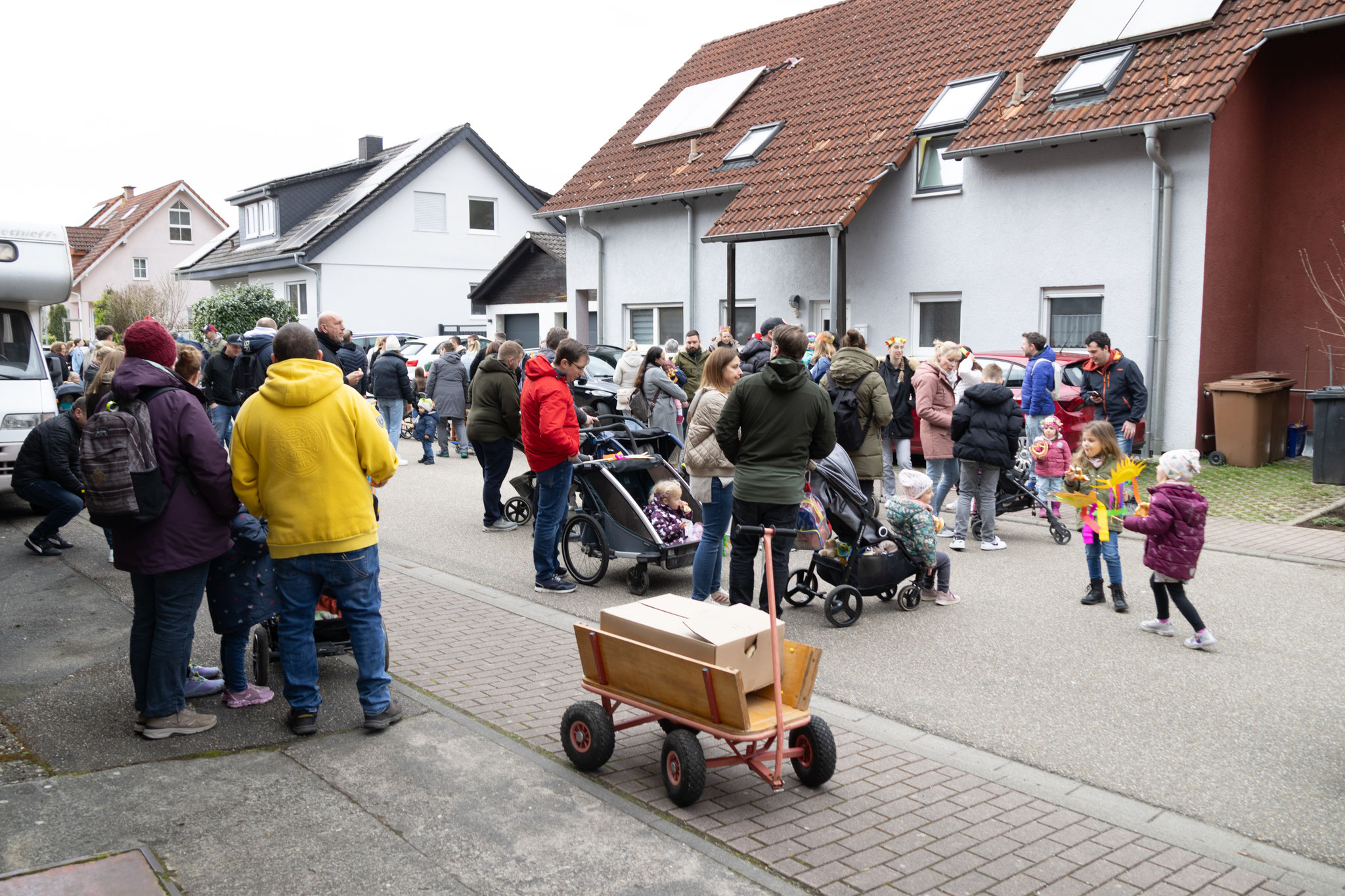 Auch während dem Umzug wird fleißig verteilt (Foto: B Budig)