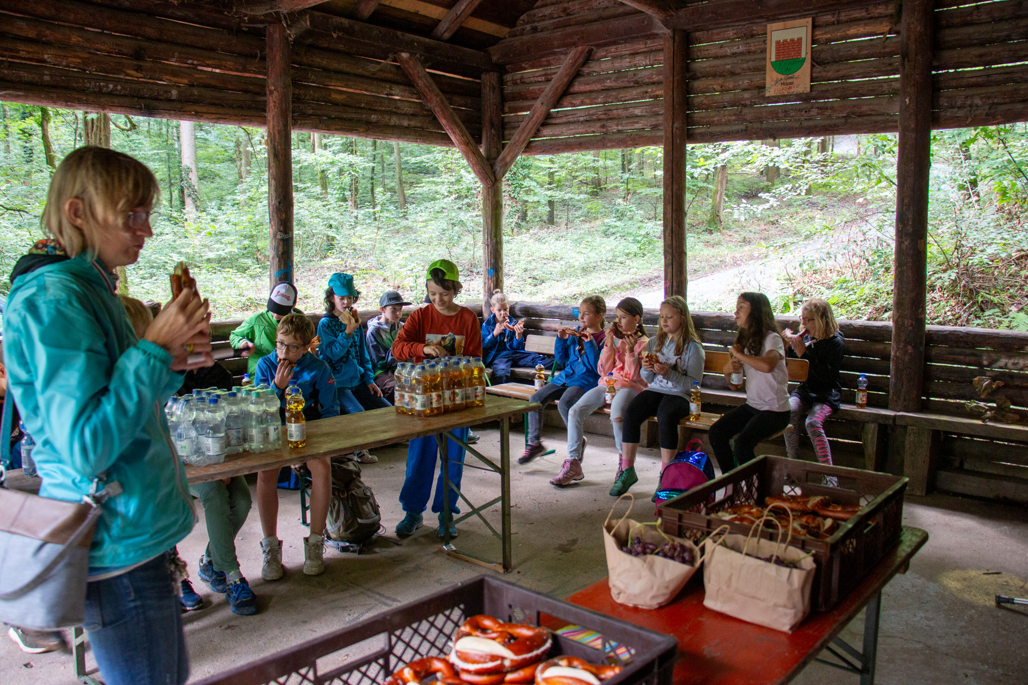 Pause mit Butterbrezeln und Getränken (Foto: B. Budig)