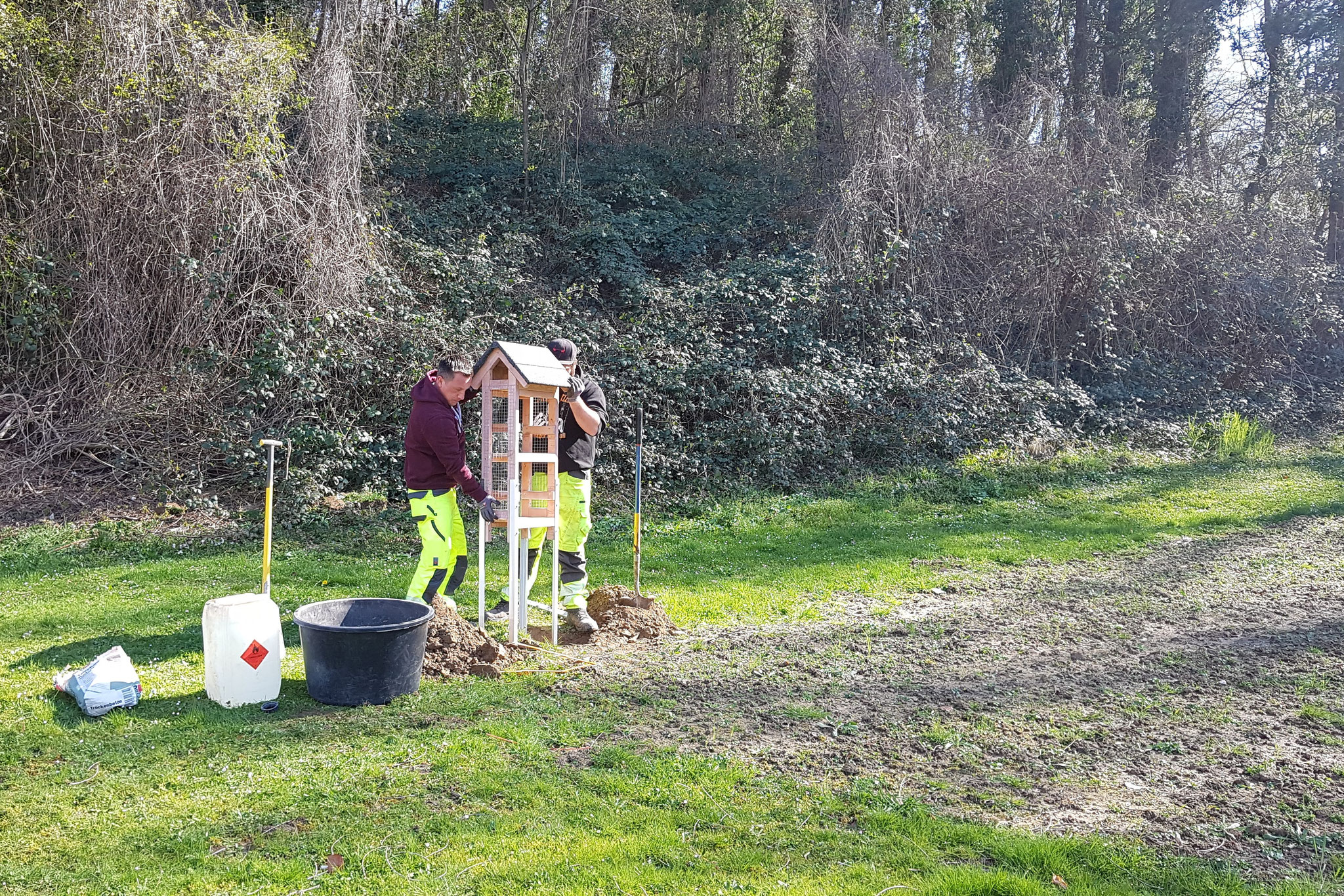 Einbetonieren des Gestells durch den Bauhof (Foto: M. Budig)