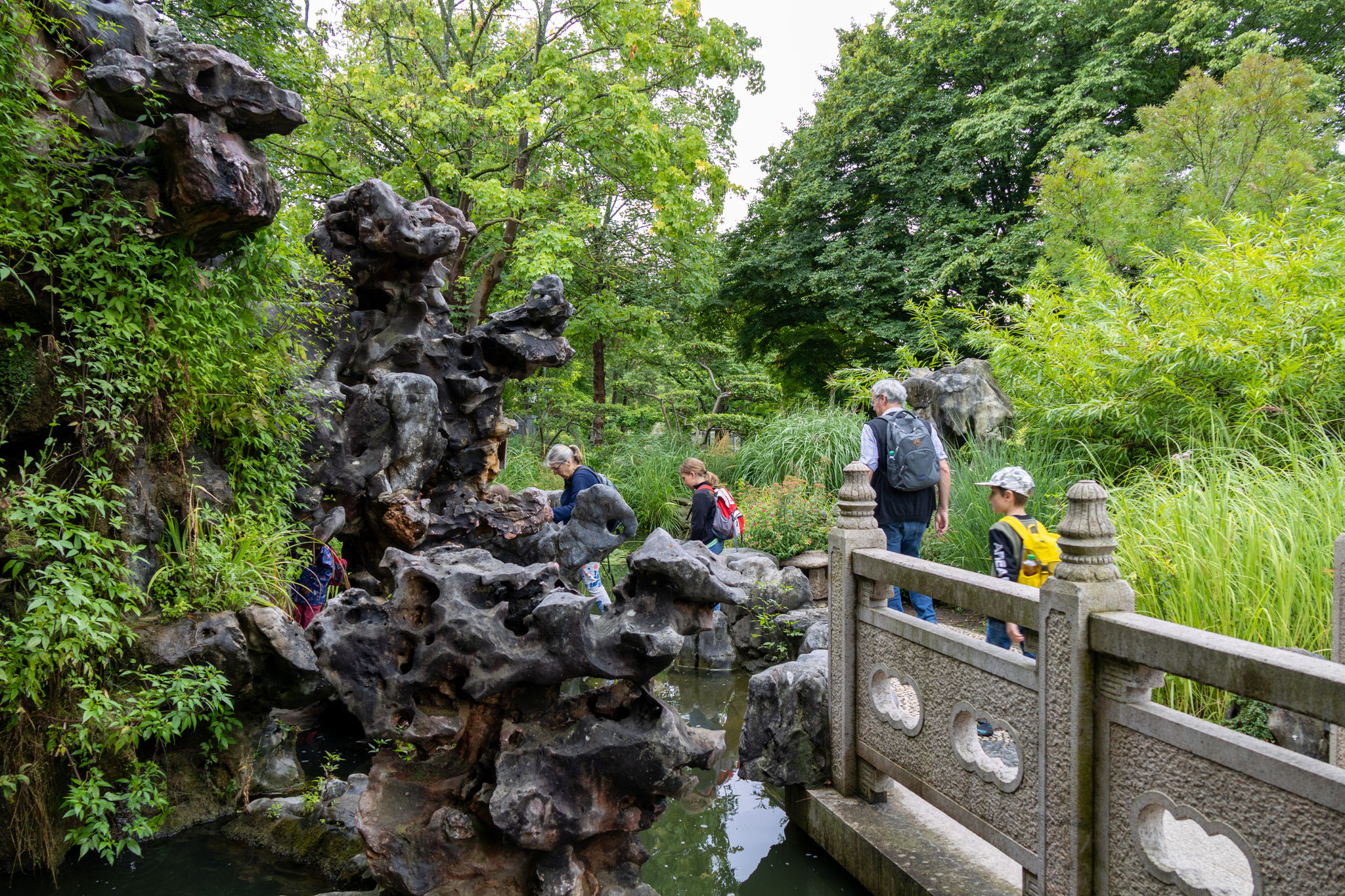 Weg durch eine geheimnisvolle Grotte beim chinesischen Teehaus (Foto: B. Budig)