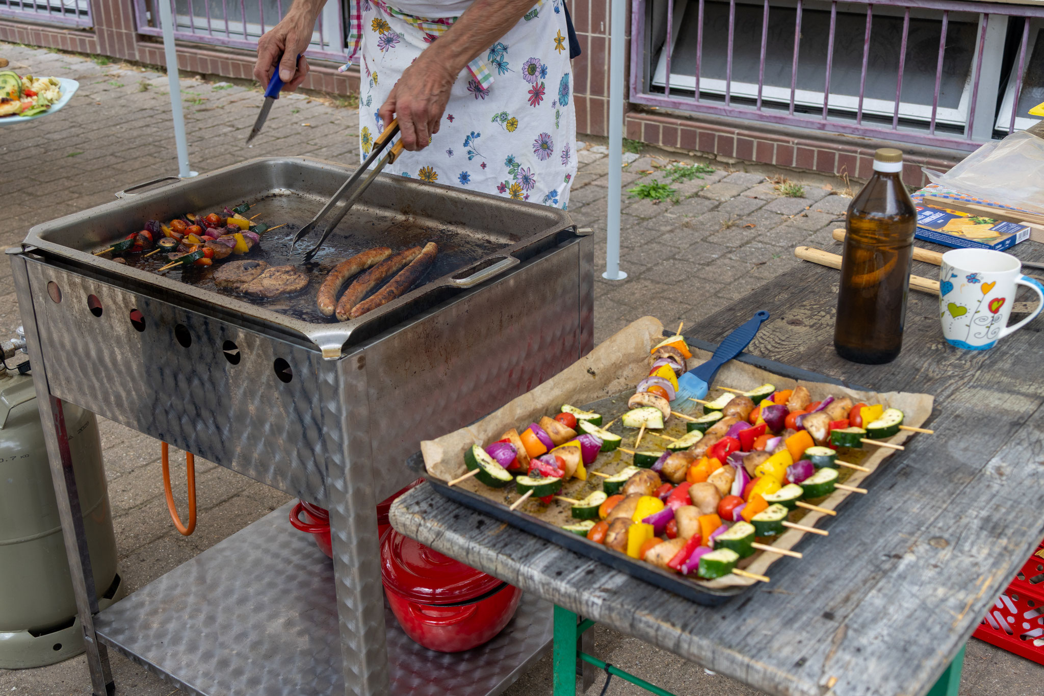 Es wird fleißig gegrillt (Foto: Henrike Budig)