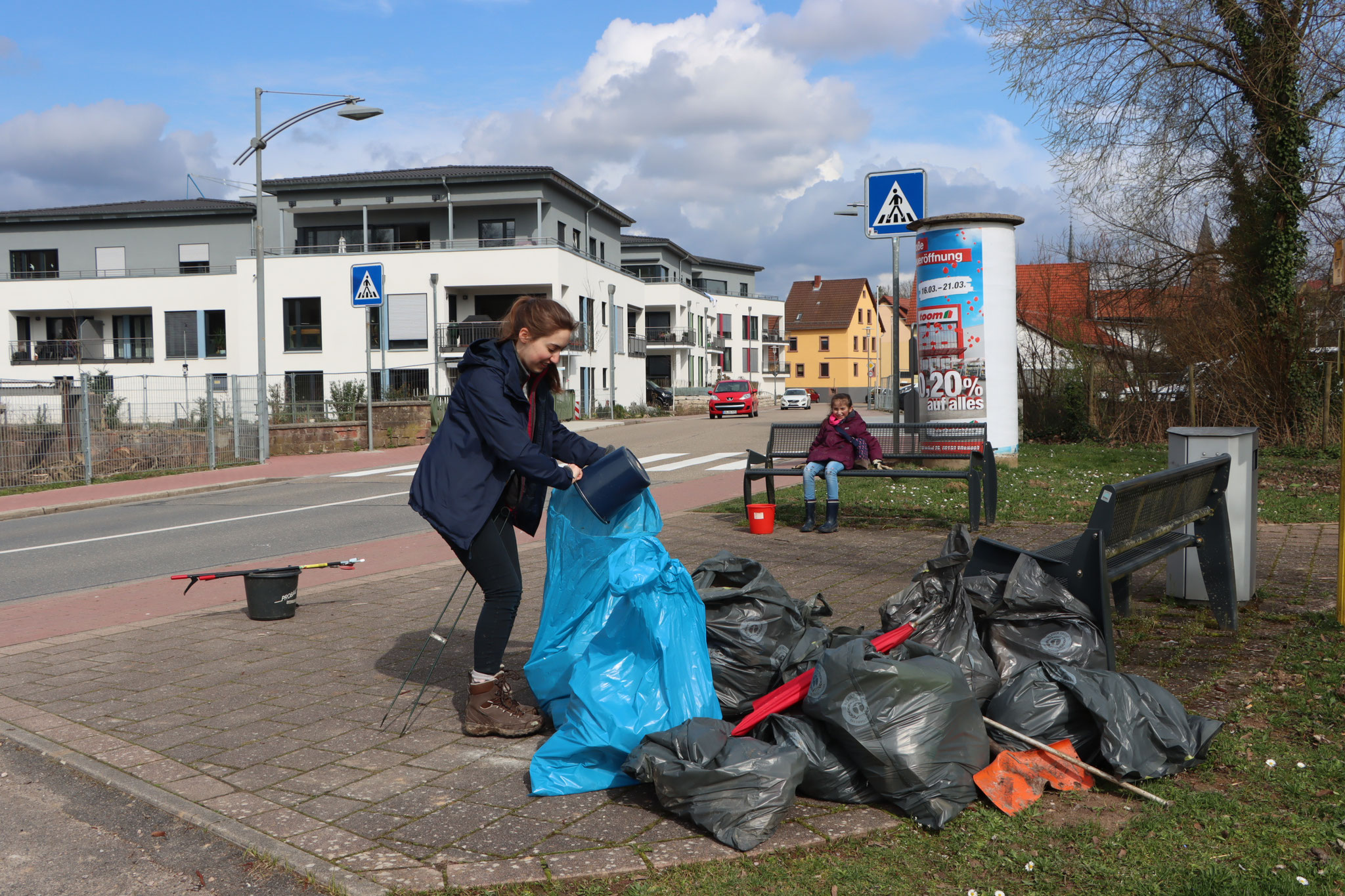 Gefüllte Müllsäcke zum abholen bereit (Foto: B. Budig)