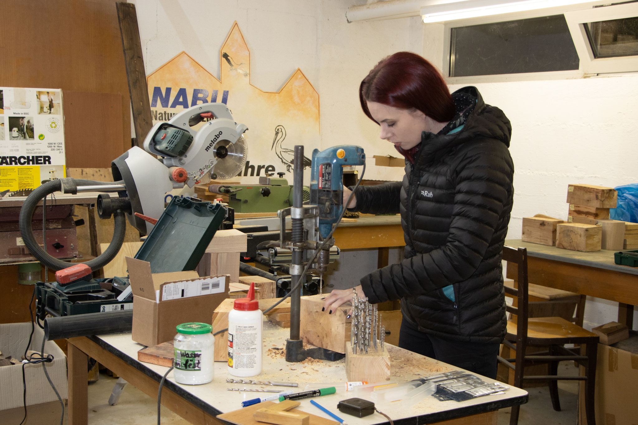 Svenja bohrt Löcher mit der Standbohrmaschine (Foto: B. Budig)