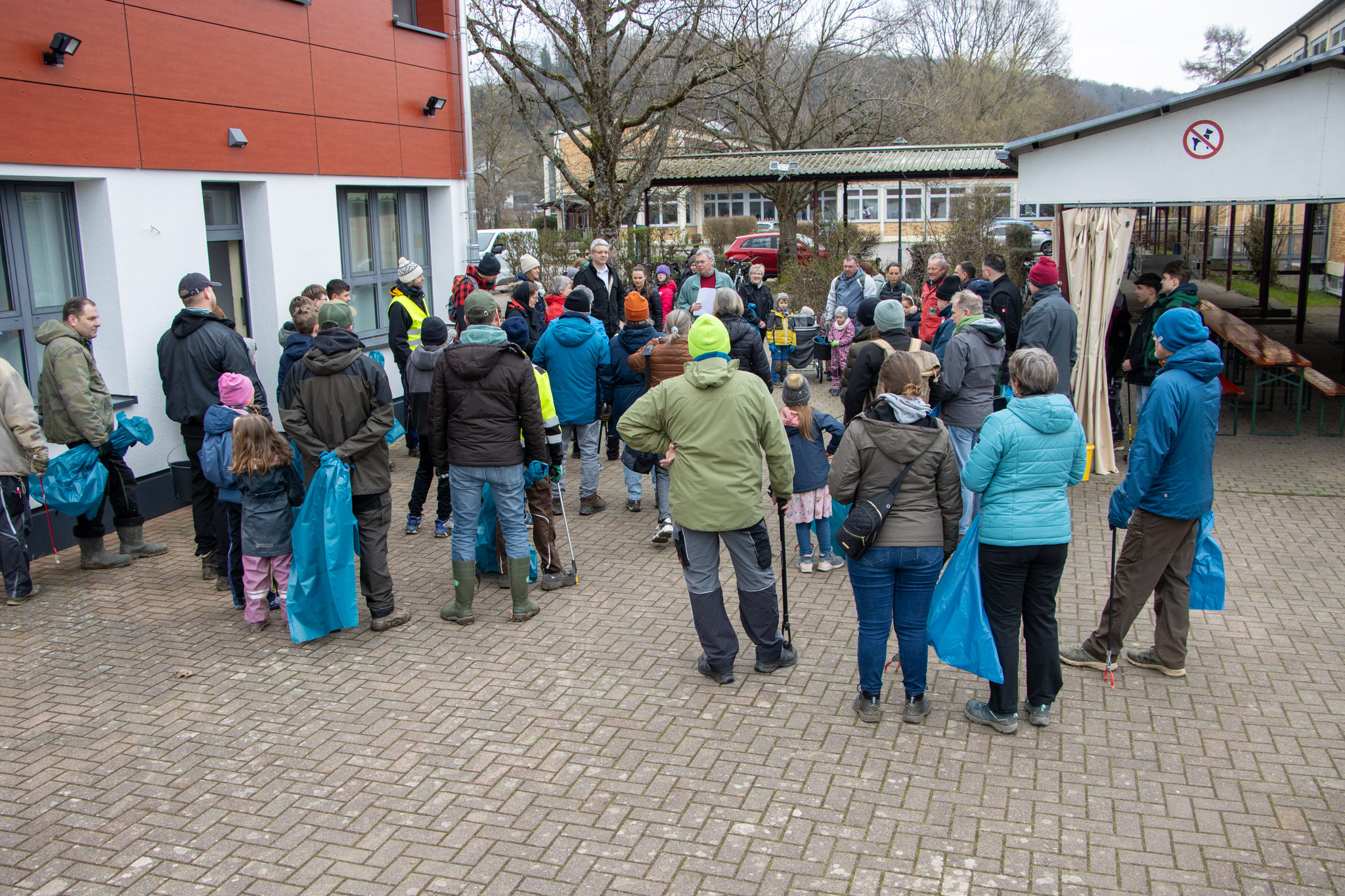 Start im Hof der Norbert-Preiß-Schule (Foto: B. Budig)