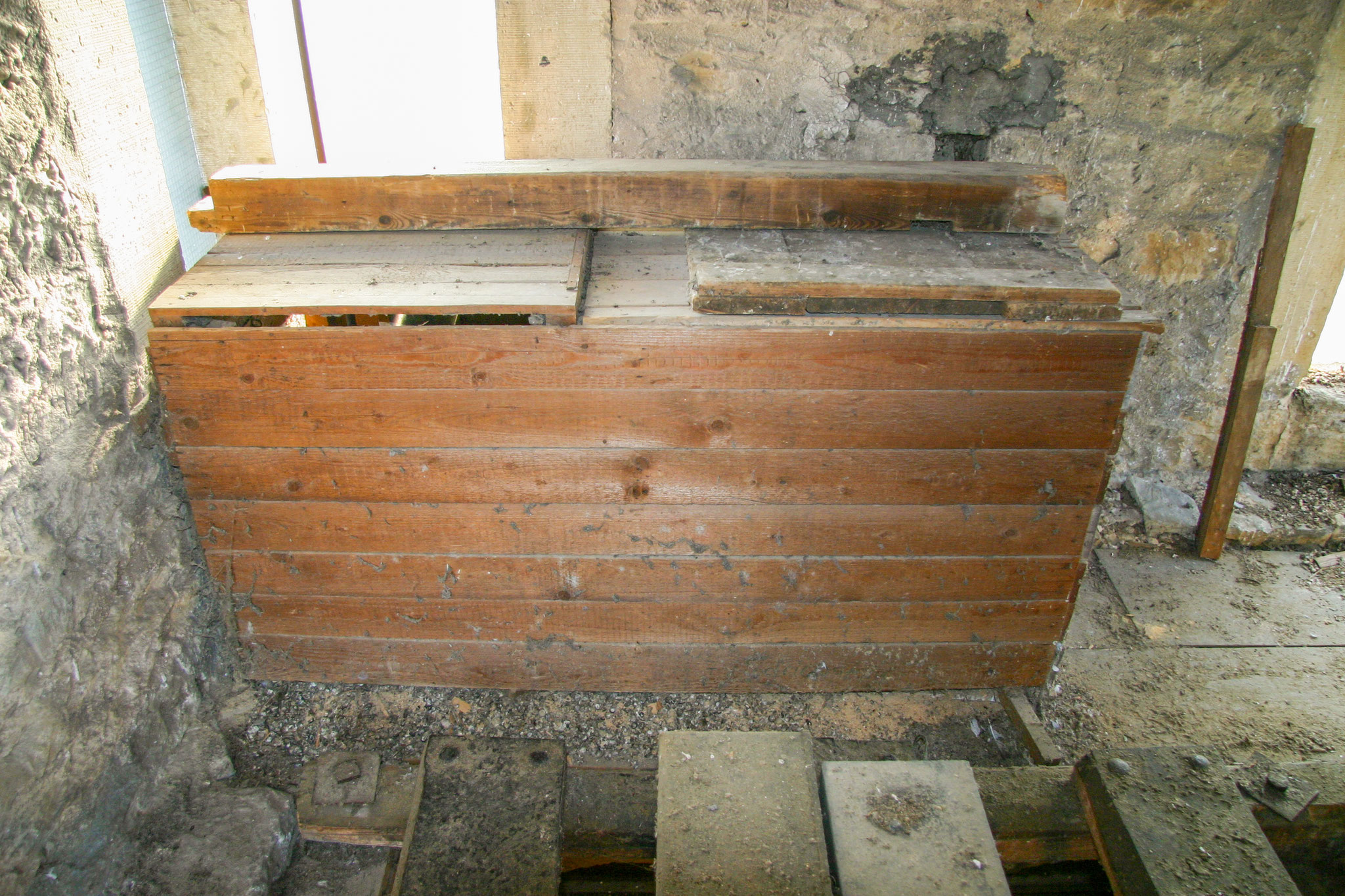 Großer Kasten im Kirchturm vor der Renovierung