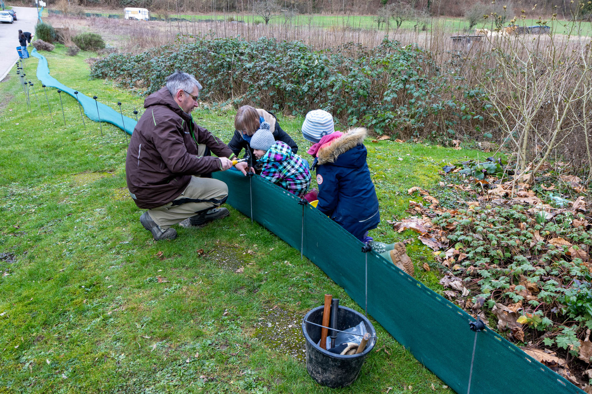 Stück für Stück wird der Zaun aufgebaut (Foto: B. Budig)