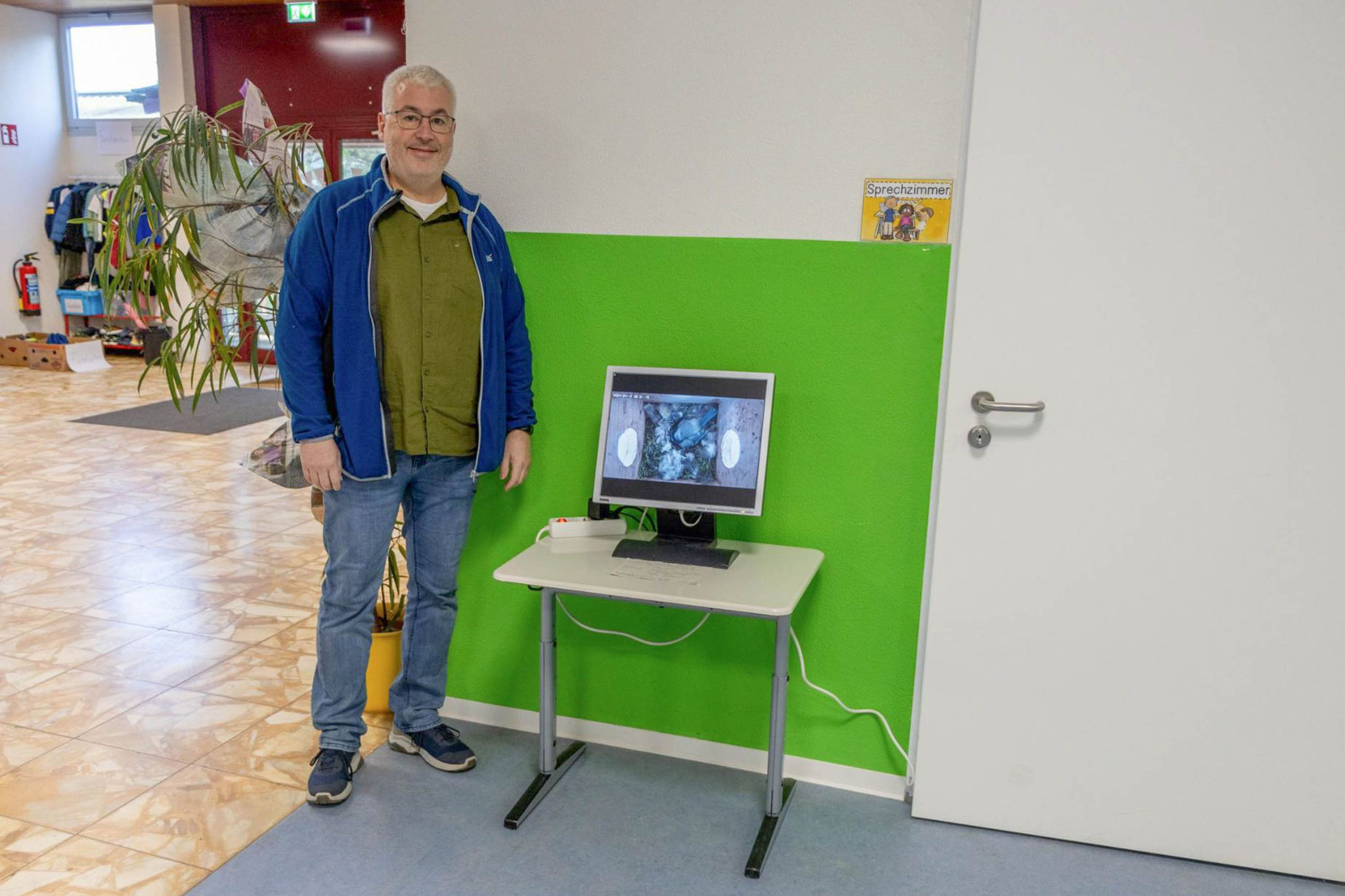Der Monitor mit Livestream aus dem Kameranistkasten steht! (Foto: B. Budig)