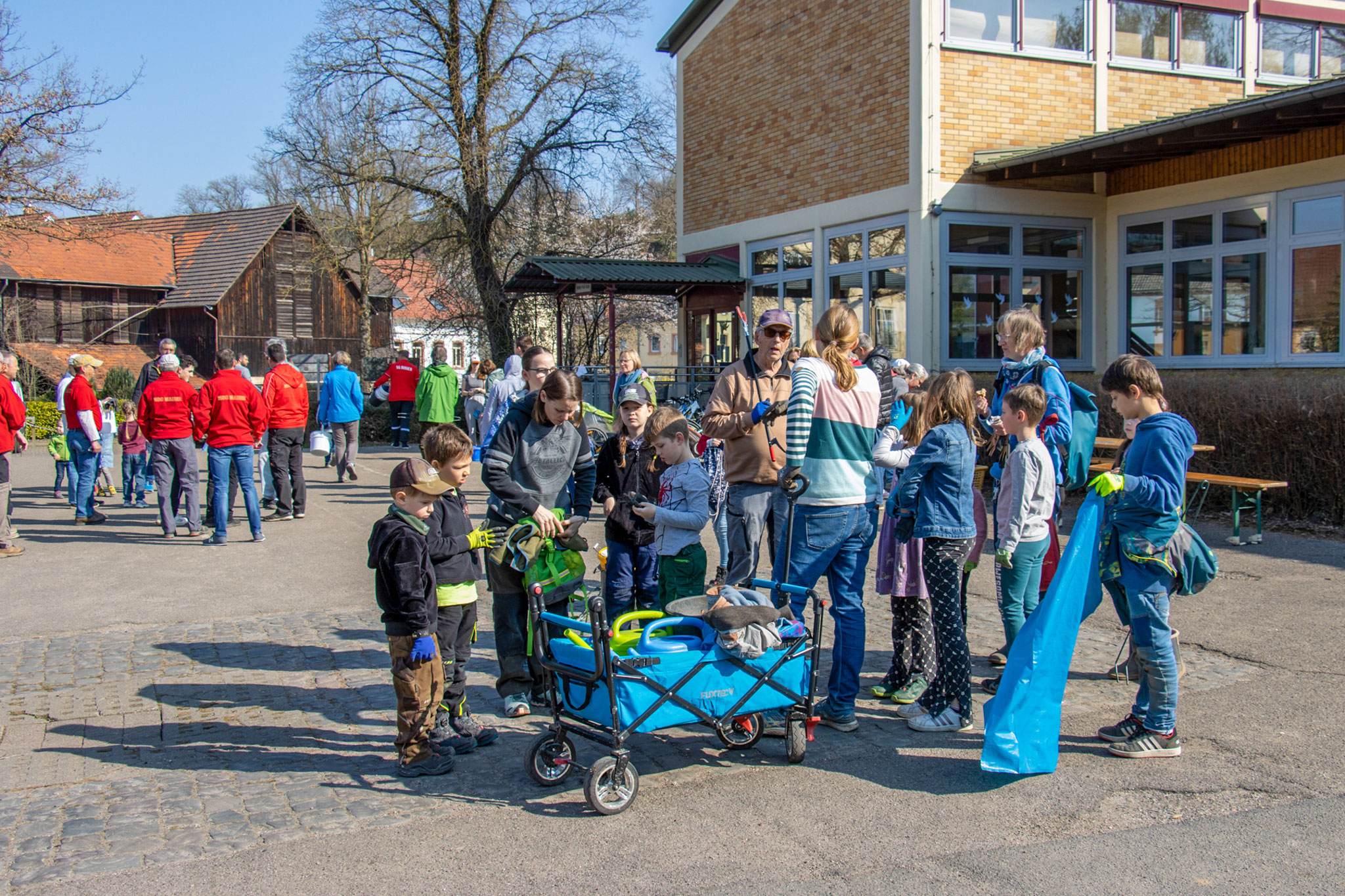 NAJU Gruppe mit Müllsäcken unterwegs (Foto: B. Budig)