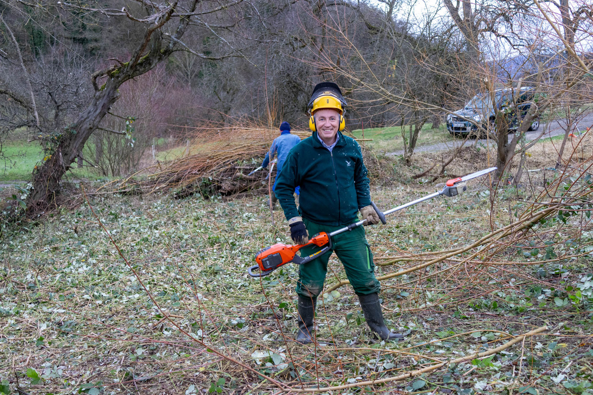 Rückschnitt der Weiden mit dem Hochentaster (Foto: M. Budig)