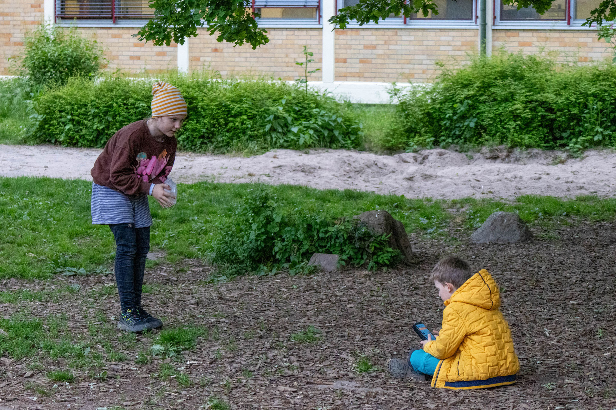 Testen der Detektoren mit Knisterfolie (Foto: Malte Budig)