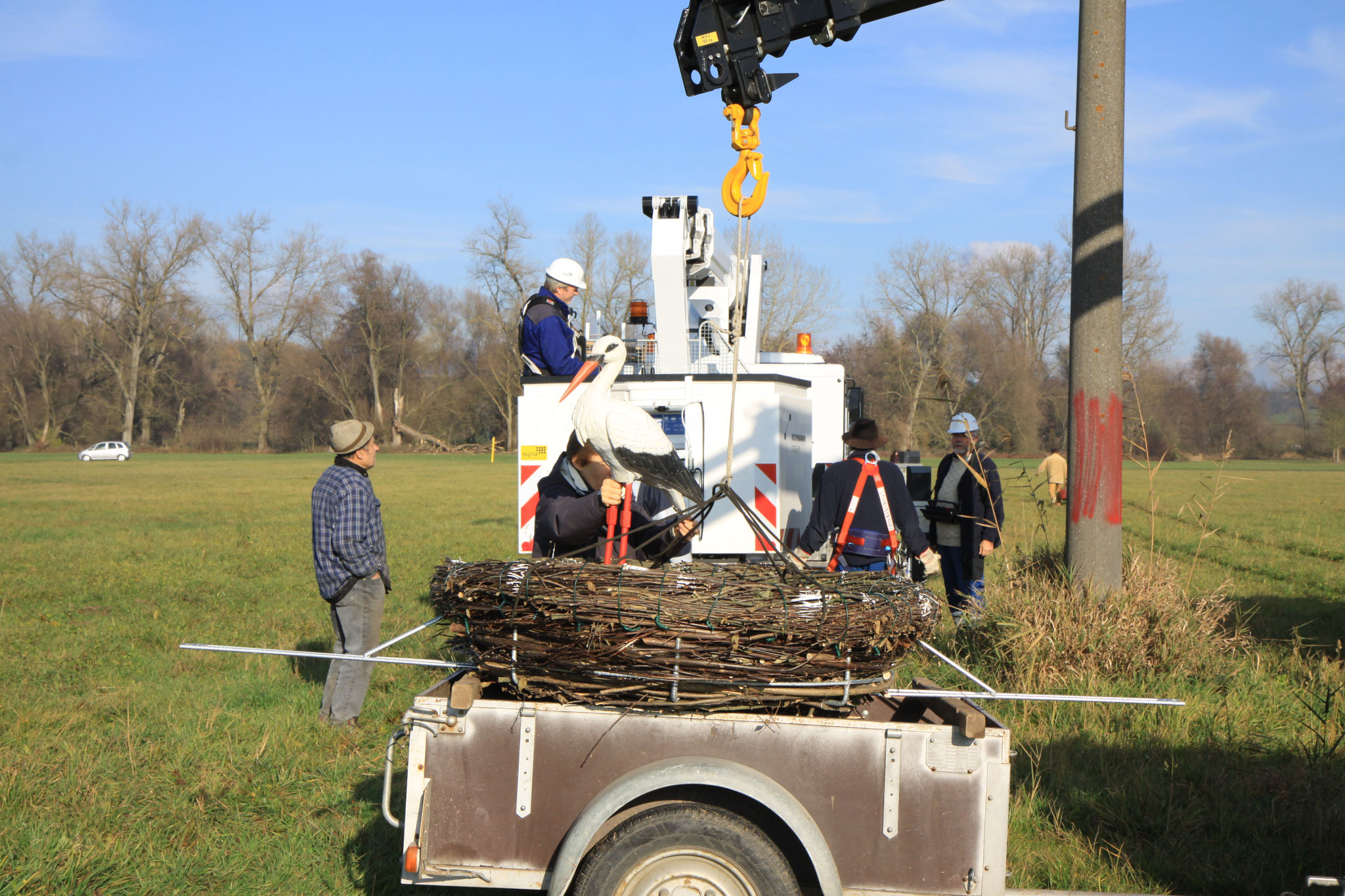 Das Storchennest wird am Kran befestigt (Foto: B. Budig)