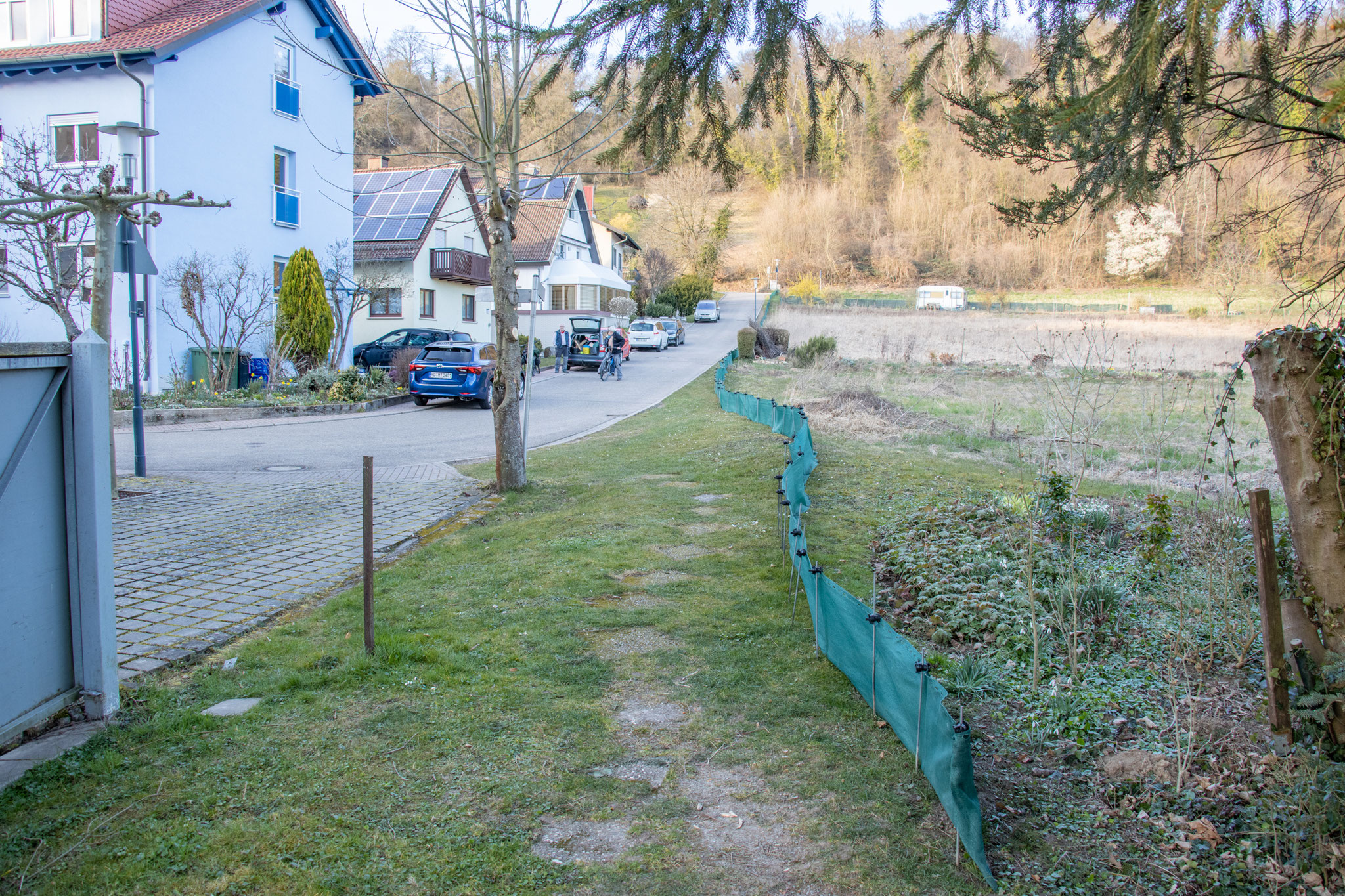 Der Zaun entlang der Erlenstraße steht (Foto: B. Budig)