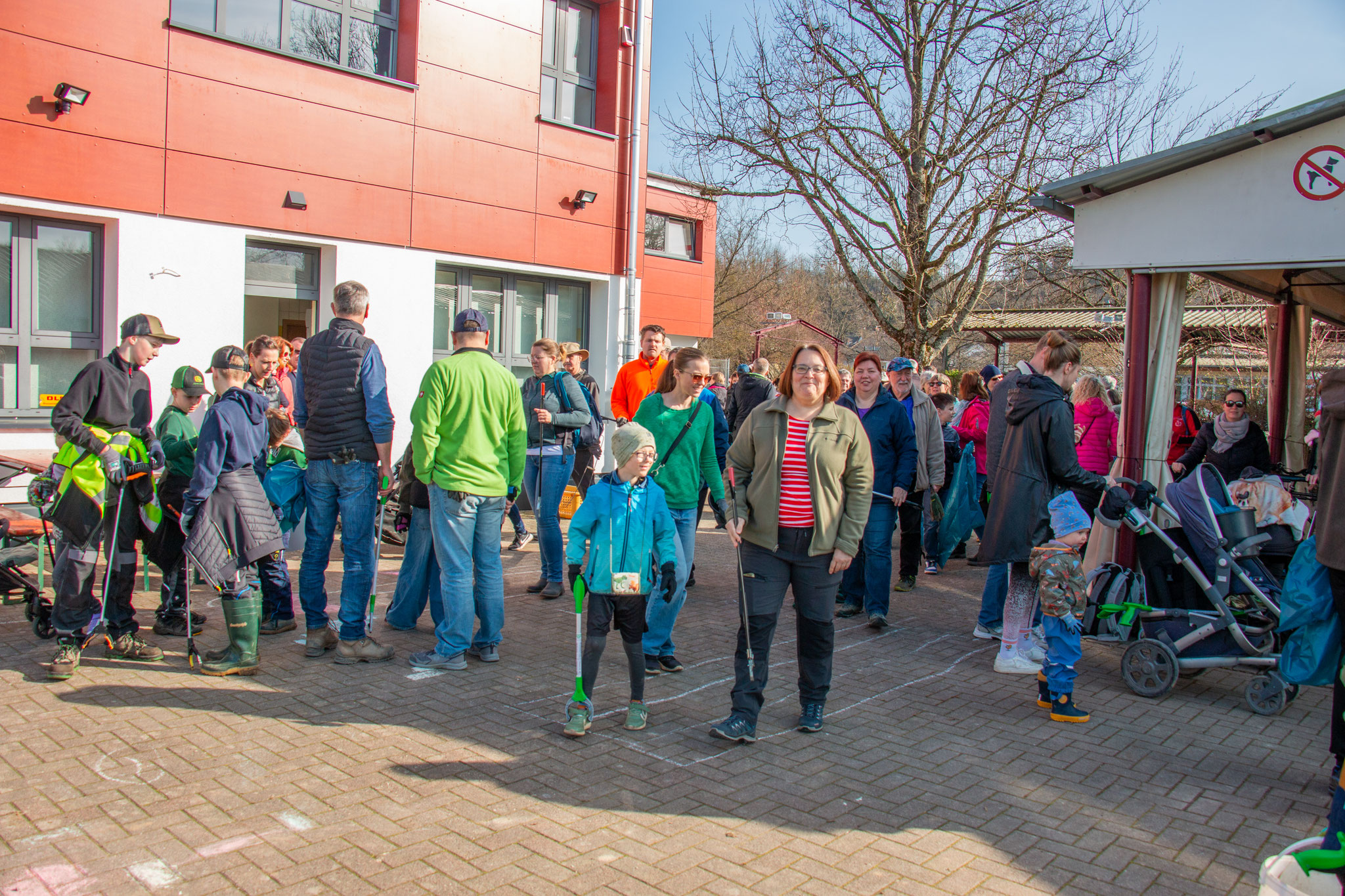 Start im Schulhof der Norbert-Preiß-Schule (Foto: B. Budig)