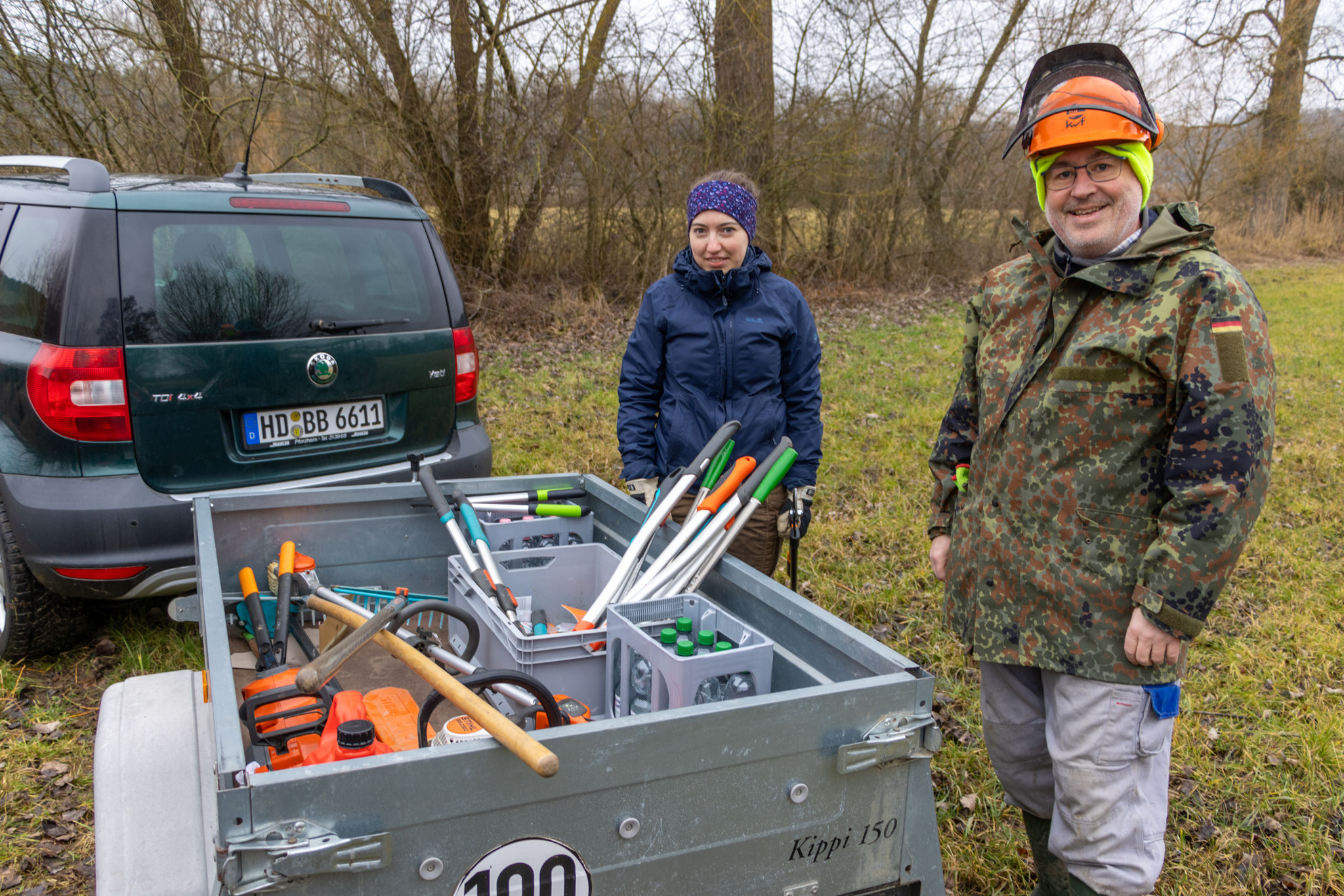 Materialausgabe am Anhänger (Foto: B. Budig)