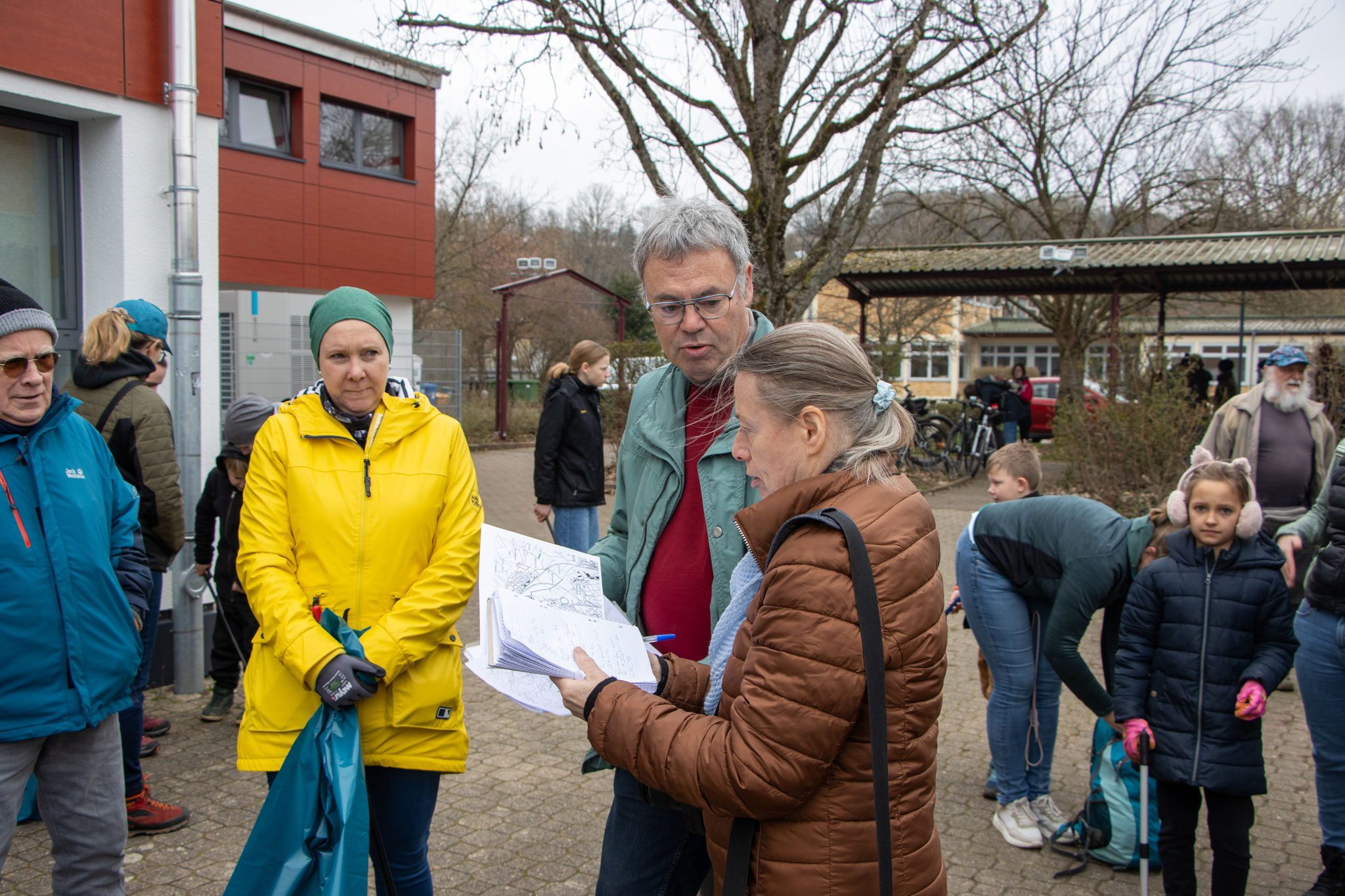 Einteilung der Gruppen im Schulhof (Foto: B. Budig)